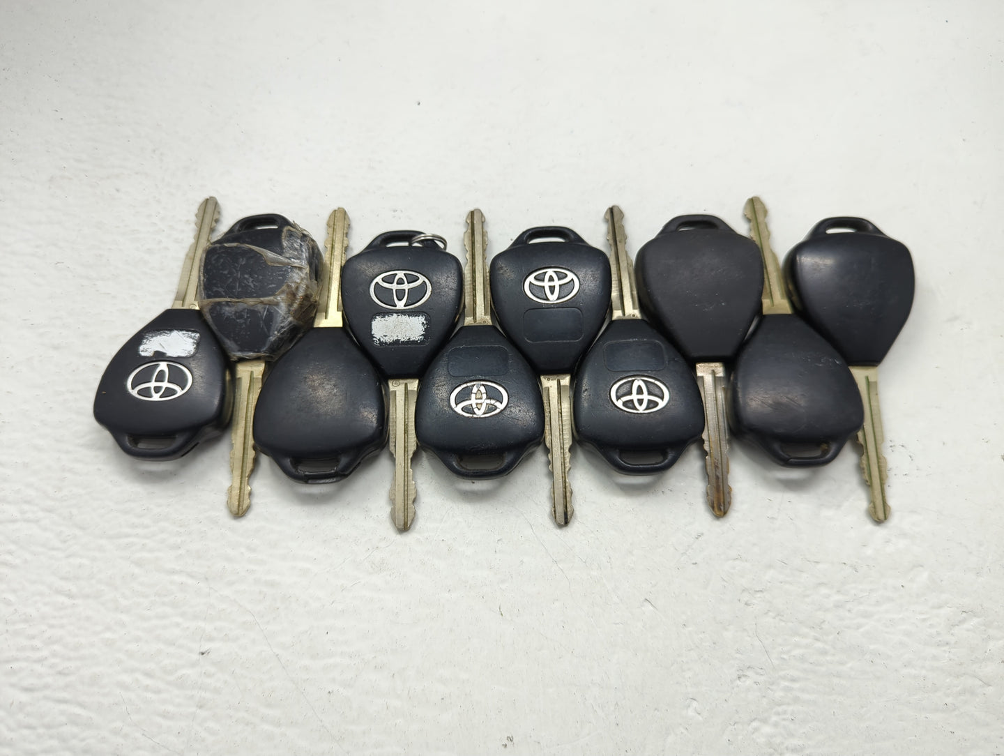 Lot of 10 Toyota Keyless Entry Remote Fob MIXED FCC IDS MIXED PART - Oemusedautoparts1.com