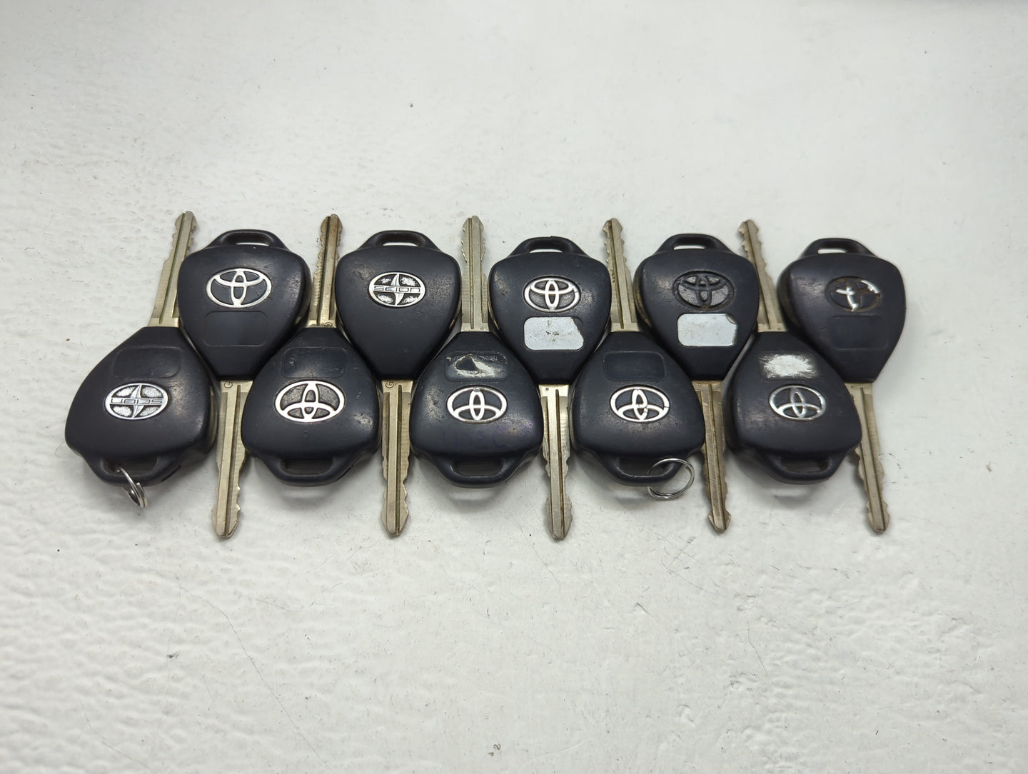 Lot of 10 Toyota Keyless Entry Remote Fob MIXED FCC IDS MIXED PART - Oemusedautoparts1.com