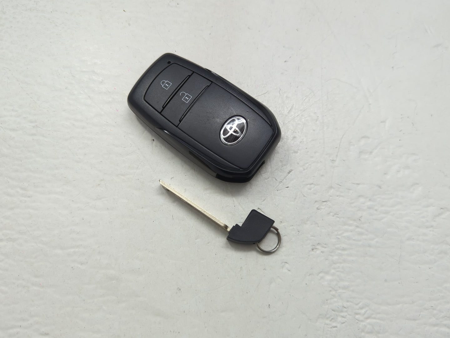 Toyota Keyless Entry Remote Fob IL: 55-14833 G Board 231451-3041 2 buttons - Oemusedautoparts1.com