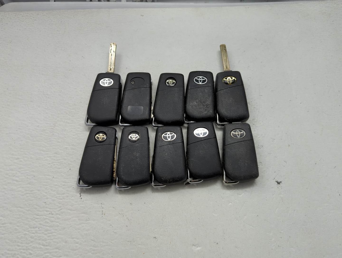 Lot of 10 Toyota Keyless Entry Remote Fob MIXED FCC IDS MIXED PART 1473600 - Oemusedautoparts1.com