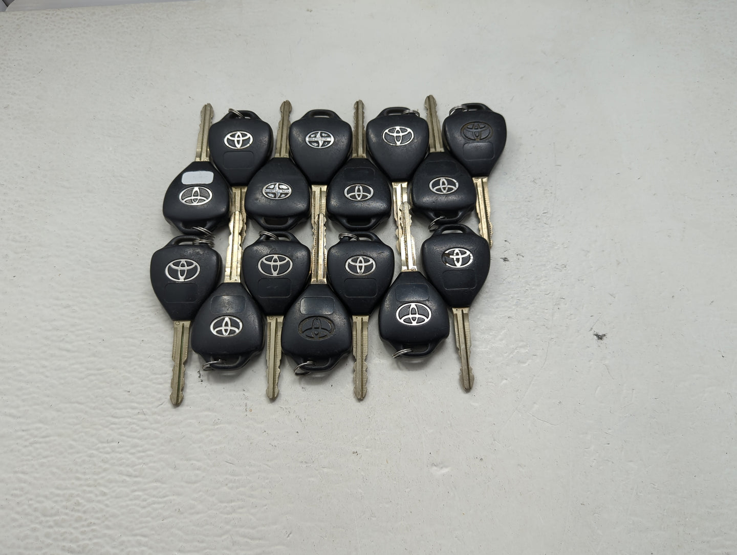 Lot of 15 Toyota Keyless Entry Remote Fob MIXED FCC IDS 1473643 - Oemusedautoparts1.com