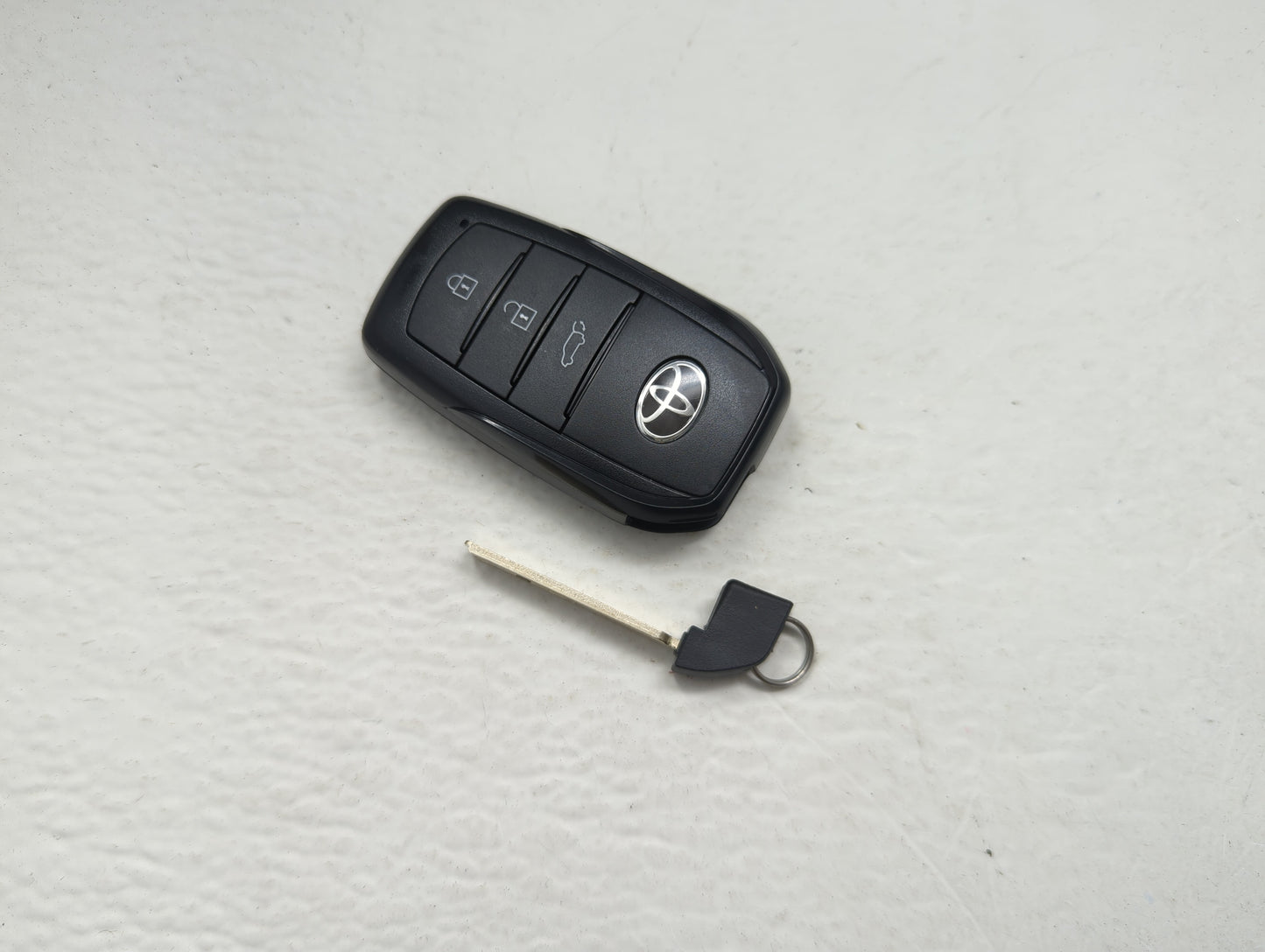 Toyota Highlander Keyless Entry Remote Fob IL: 55-14833 G Board 231451-3041 - Oemusedautoparts1.com