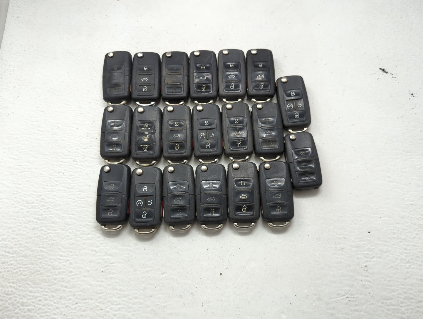 Lot of 10 Volkswagen Keyless Entry Remote Fob MIXED FCC IDS MIXED PART 1243822 - Oemusedautoparts1.com
