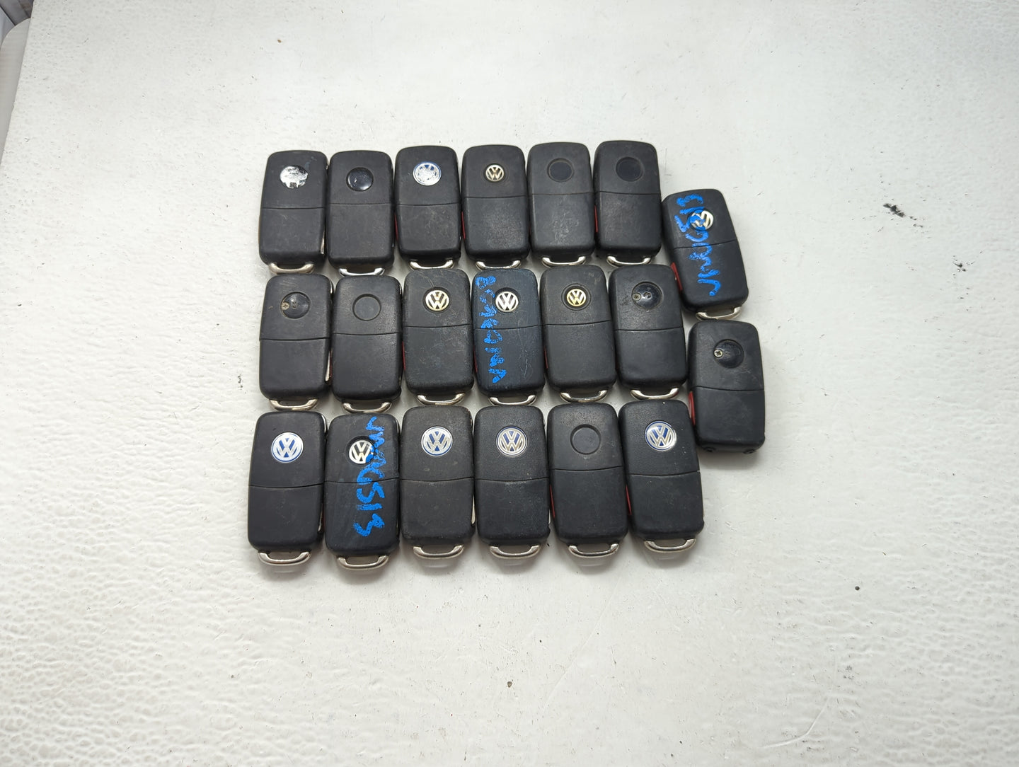 Lot of 10 Volkswagen Keyless Entry Remote Fob MIXED FCC IDS MIXED PART 1243822 - Oemusedautoparts1.com