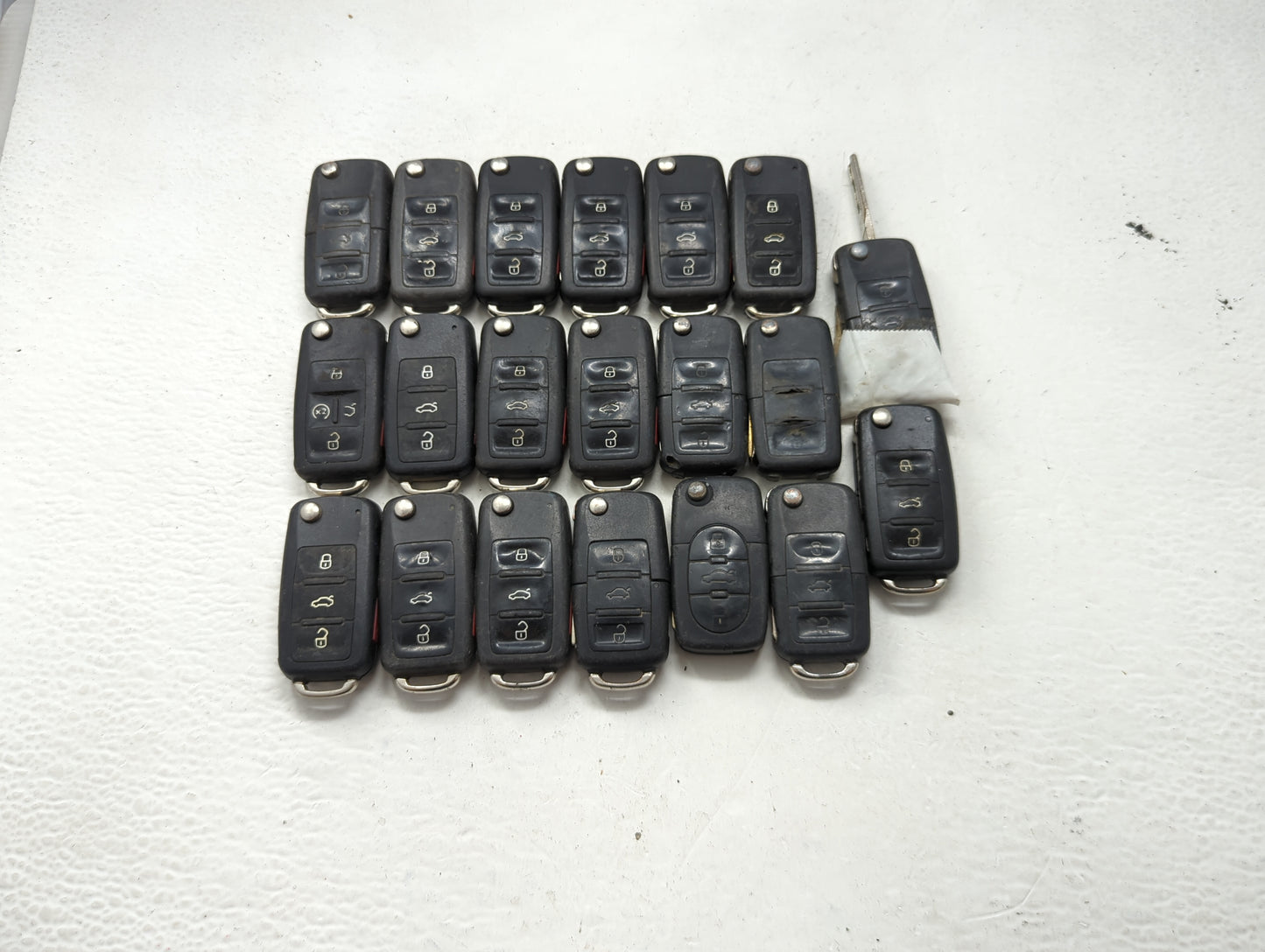 Lot of 10 Volkswagen Keyless Entry Remote Fob MIXED FCC IDS MIXED PART 1243837 - Oemusedautoparts1.com