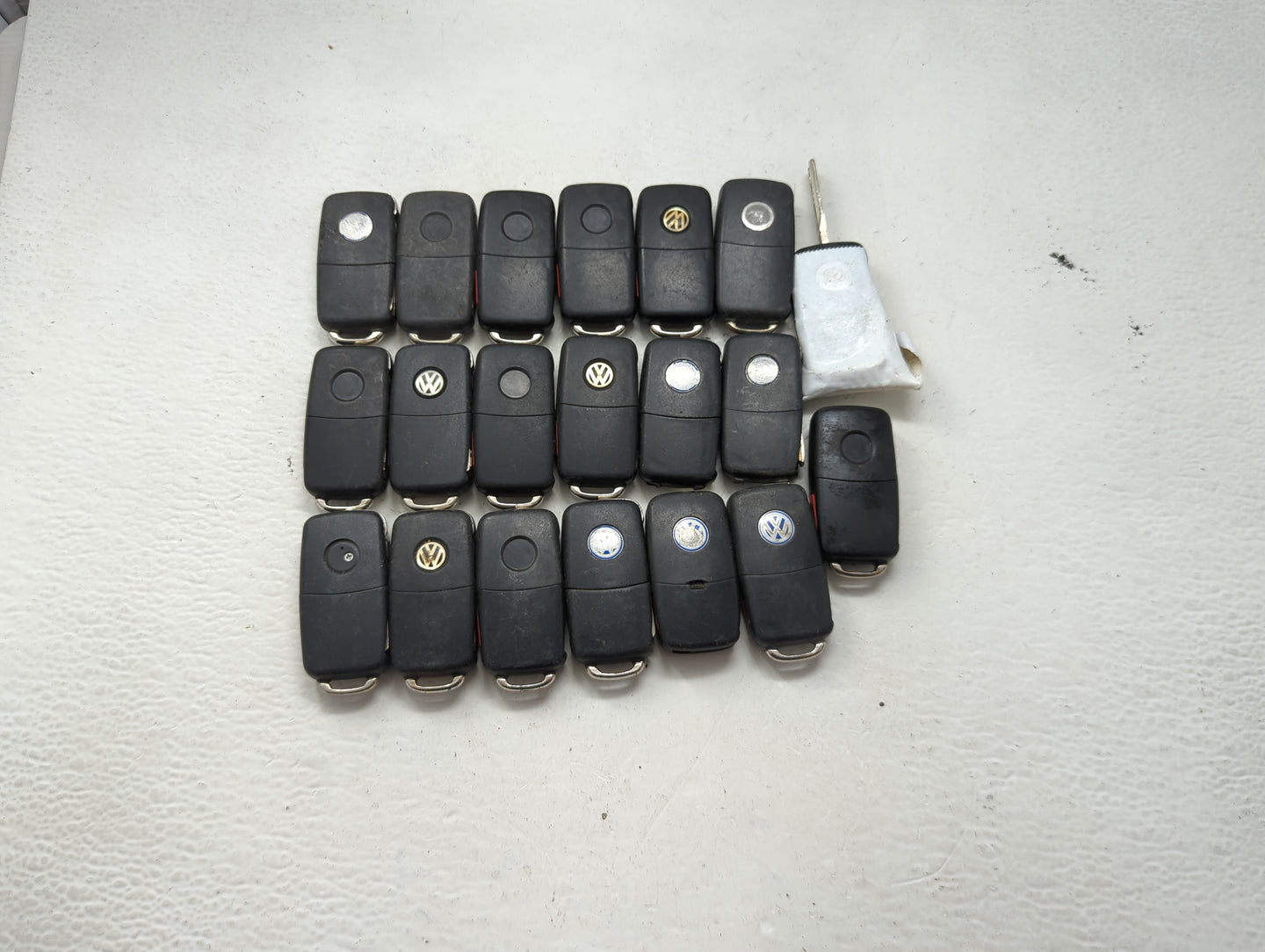 Lot of 10 Volkswagen Keyless Entry Remote Fob MIXED FCC IDS MIXED PART 1243837 - Oemusedautoparts1.com