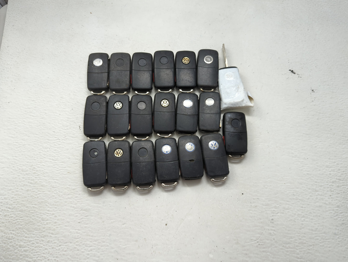 Lot of 10 Volkswagen Keyless Entry Remote Fob MIXED FCC IDS MIXED PART 1243837 - Oemusedautoparts1.com