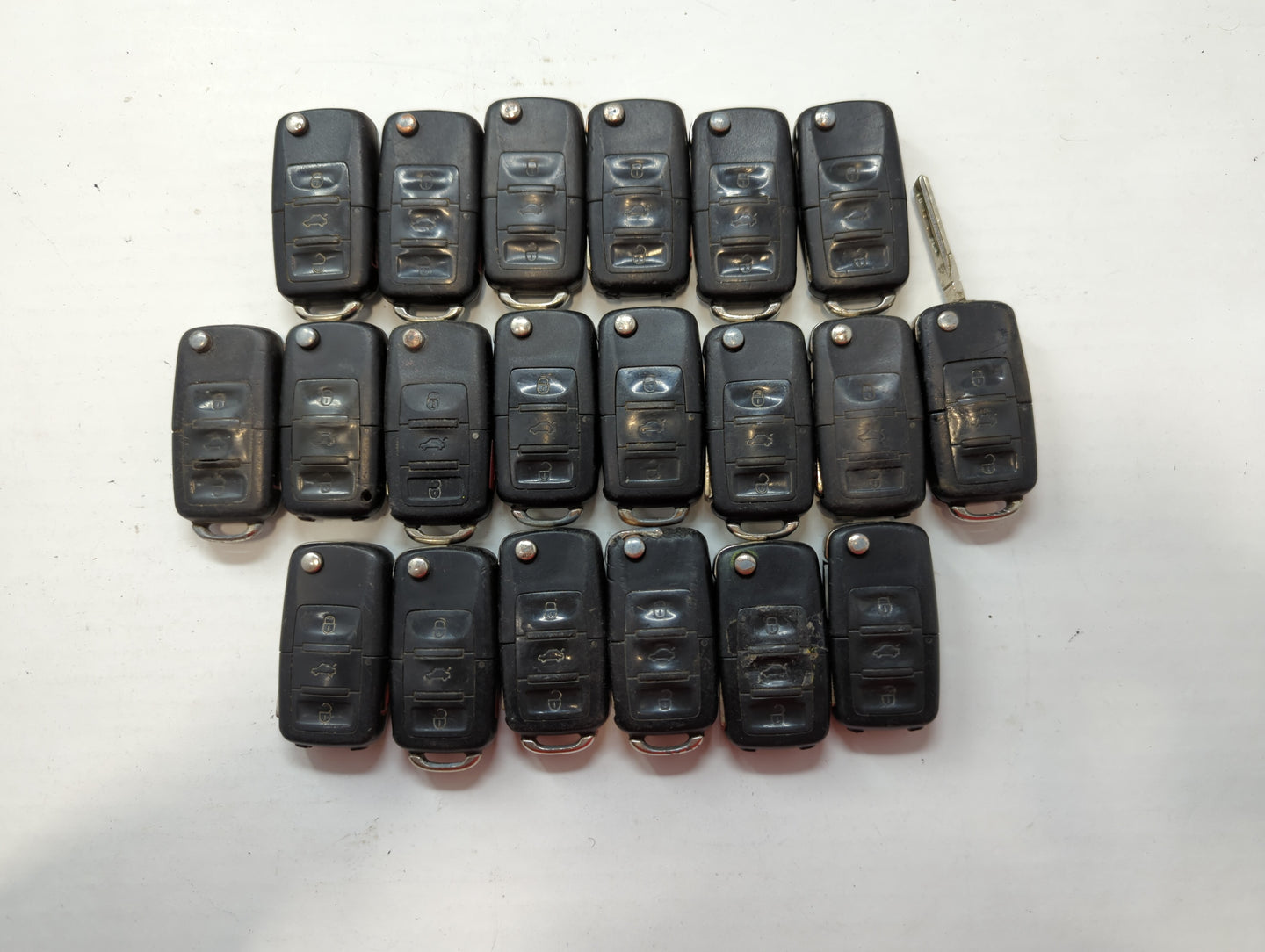 Lot of 20 Volkswagen Keyless Entry Remote Fob NBG735868T | NBG92596263 - Oemusedautoparts1.com