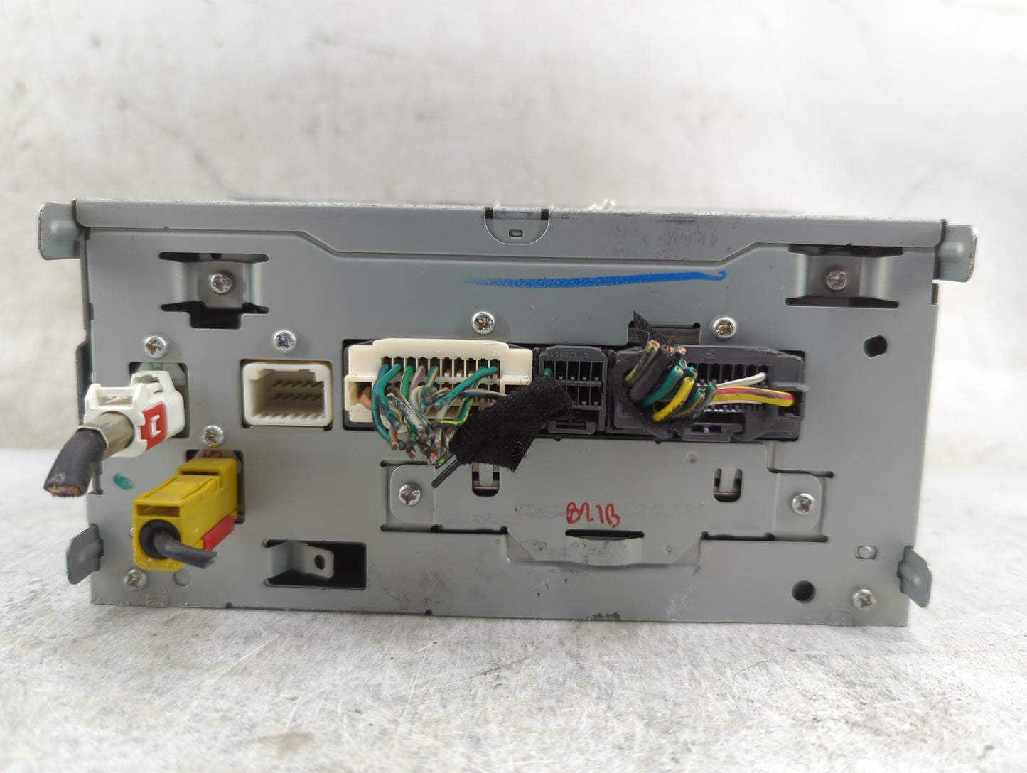 2009-2011 Volkswagen Routan Radio AM FM Cd Player Receiver Replacement Fits Fits 2009 2010 2011 OEM Used Auto Parts - Oemuse