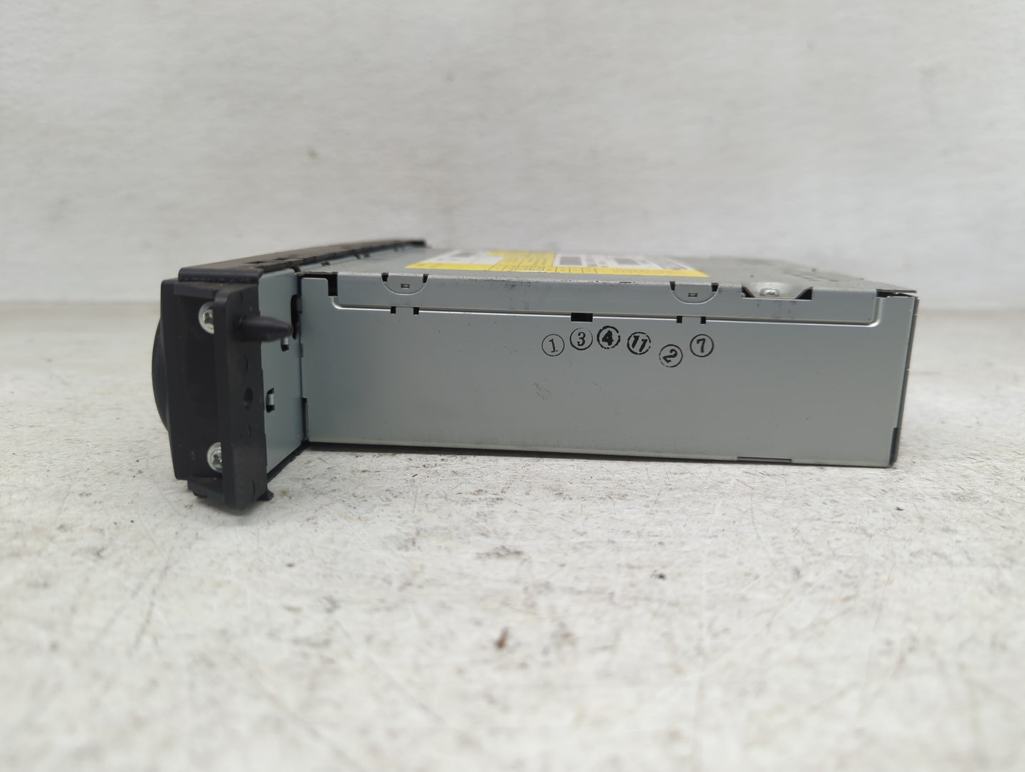 2009-2011 Volkswagen Routan Radio AM FM Cd Player Receiver Replacement Fits Fits 2009 2010 2011 OEM Used Auto Parts - Oemuse
