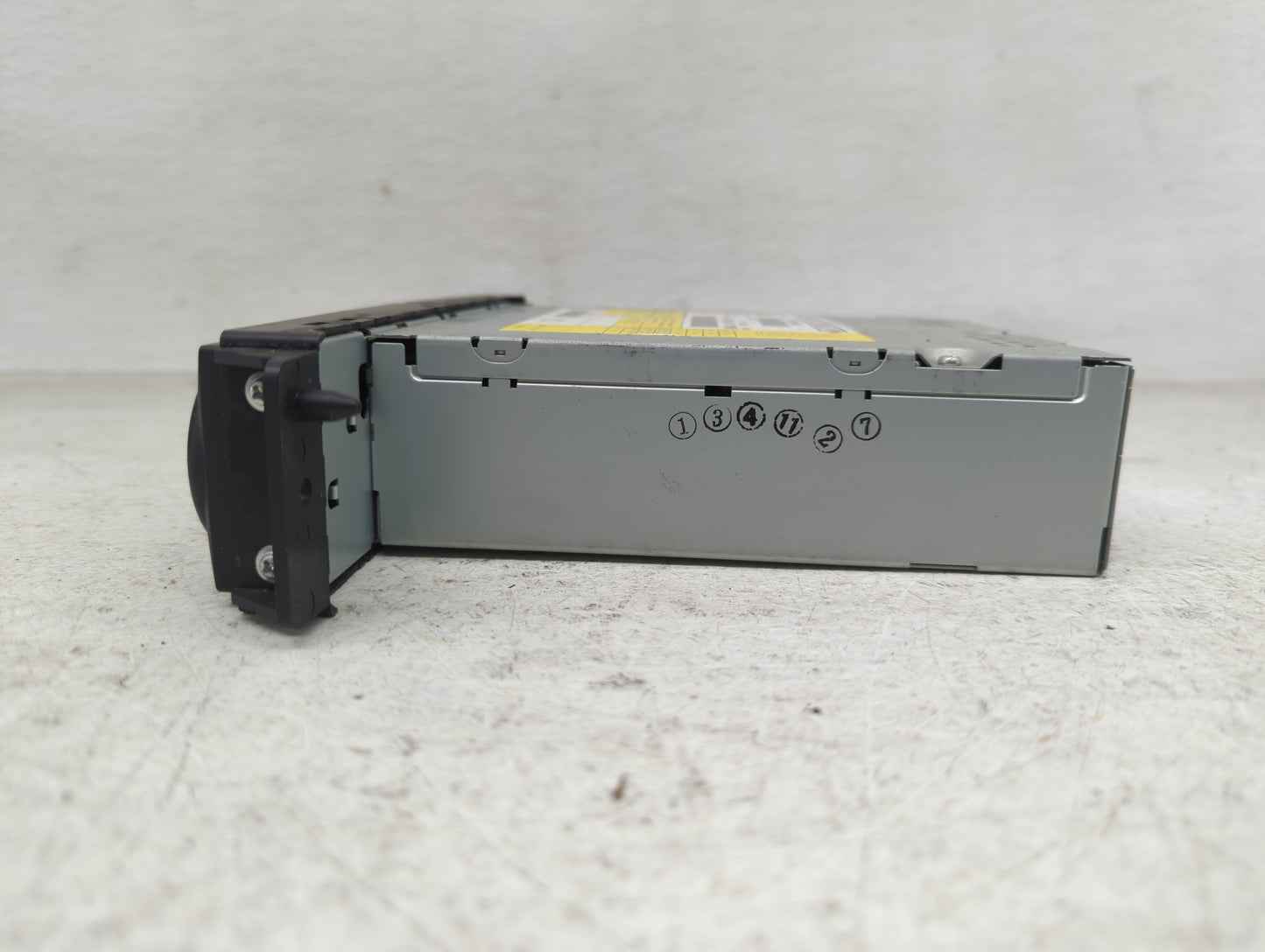 2009-2011 Volkswagen Routan Radio AM FM Cd Player Receiver Replacement Fits Fits 2009 2010 2011 OEM Used Auto Parts - Oemuse
