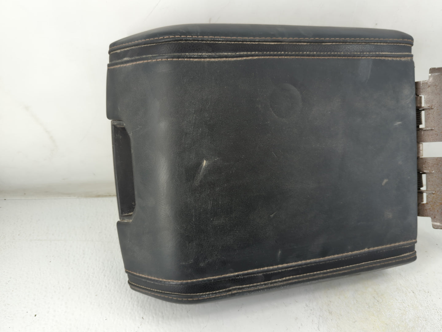 2018-2021 Ford Expedition Center Console Armrest Cover Lid P/N:FL31-1504604 AA Fits Fits 2018 2019 2020 2021 OEM Used Auto Parts - Oemusedautoparts1.com