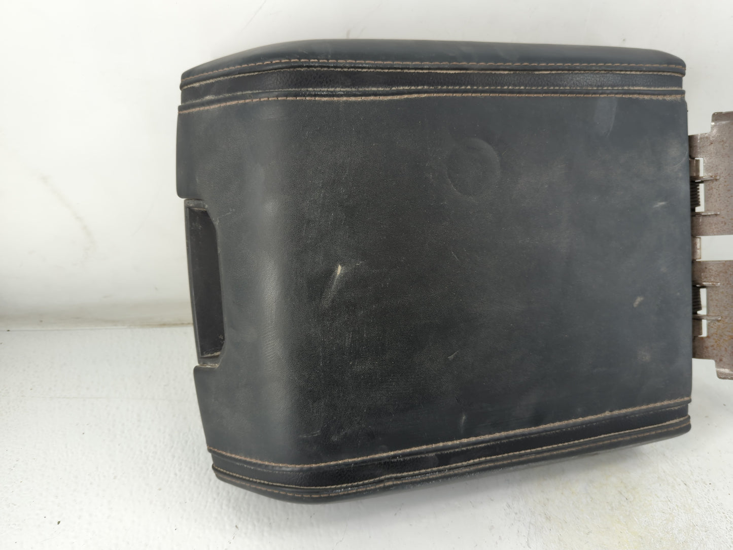 2018-2021 Ford Expedition Center Console Armrest Cover Lid P/N:FL31-1504604 AA Fits Fits 2018 2019 2020 2021 OEM Used Auto Parts - Oemusedautoparts1.com