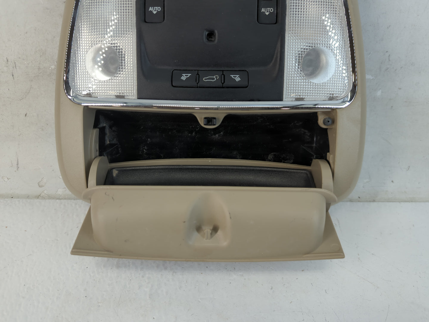 2014 Jeep Grand Cherokee Overhead Roof Console - Oemusedautoparts1.com