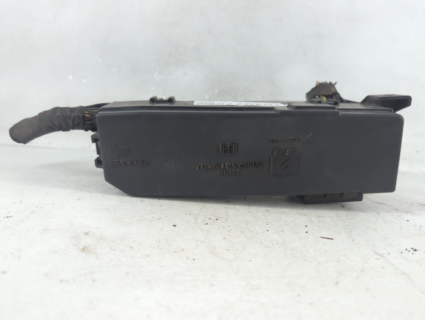 2005-2007 Ford Escape Fusebox Fuse Box Panel Relay Module P/N:2913566 Fits Fits 2005 2006 2007 OEM Used Auto Parts - Oemusedautoparts1.com