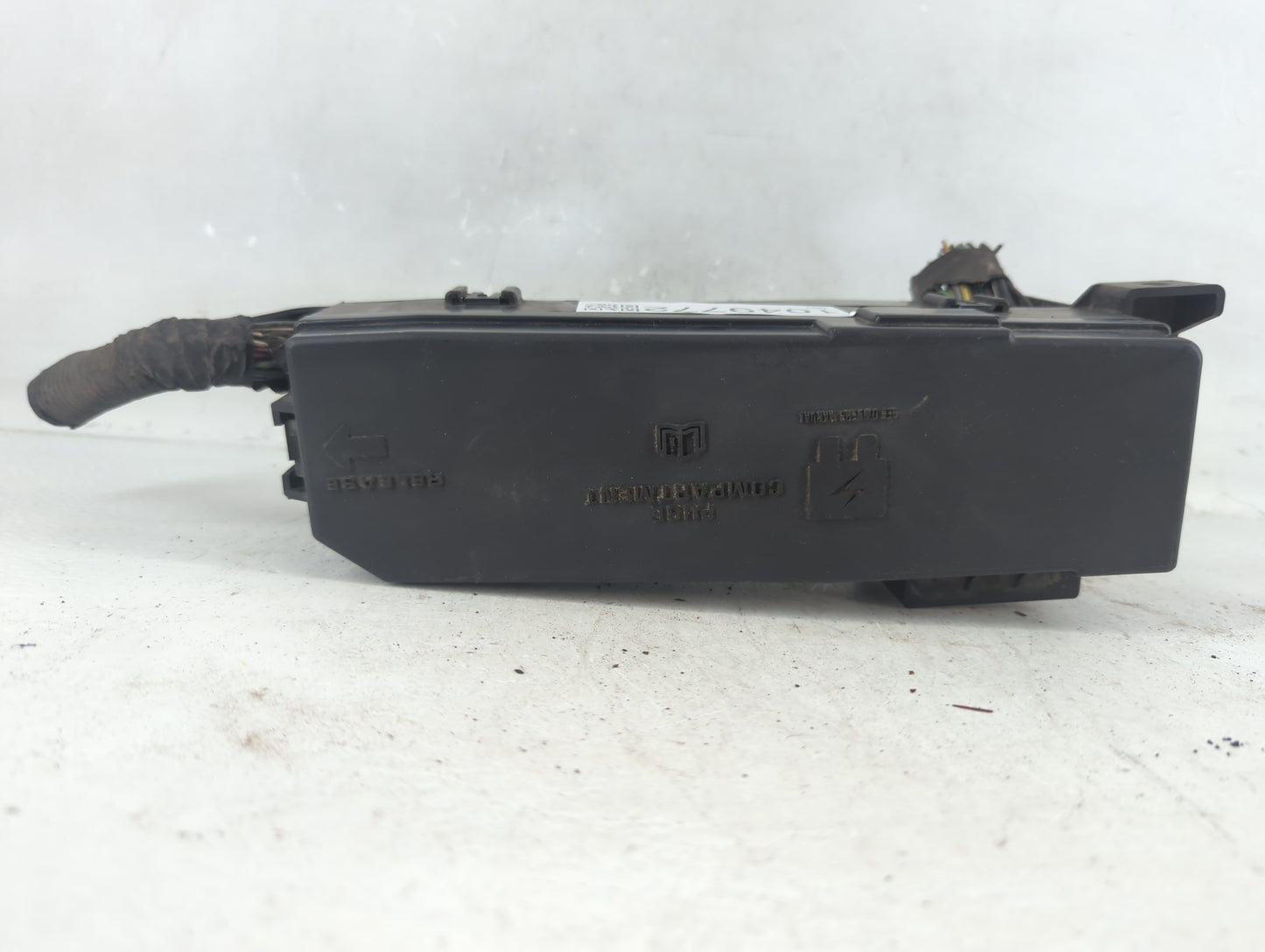 2005-2007 Ford Escape Fusebox Fuse Box Panel Relay Module P/N:2913566 Fits Fits 2005 2006 2007 OEM Used Auto Parts - Oemusedautoparts1.com