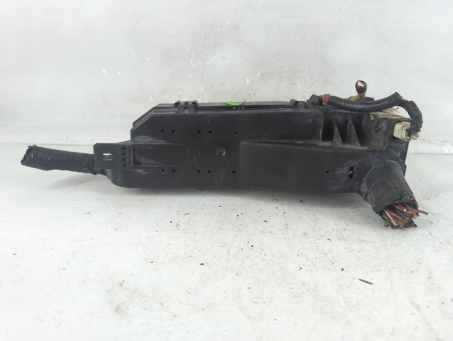 2005-2007 Ford Escape Fusebox Fuse Box Panel Relay Module P/N:2913566 Fits Fits 2005 2006 2007 OEM Used Auto Parts - Oemusedautoparts1.com