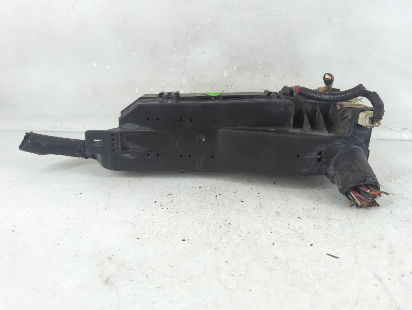 2005-2007 Ford Escape Fusebox Fuse Box Panel Relay Module P/N:2913566 Fits Fits 2005 2006 2007 OEM Used Auto Parts - Oemusedautoparts1.com