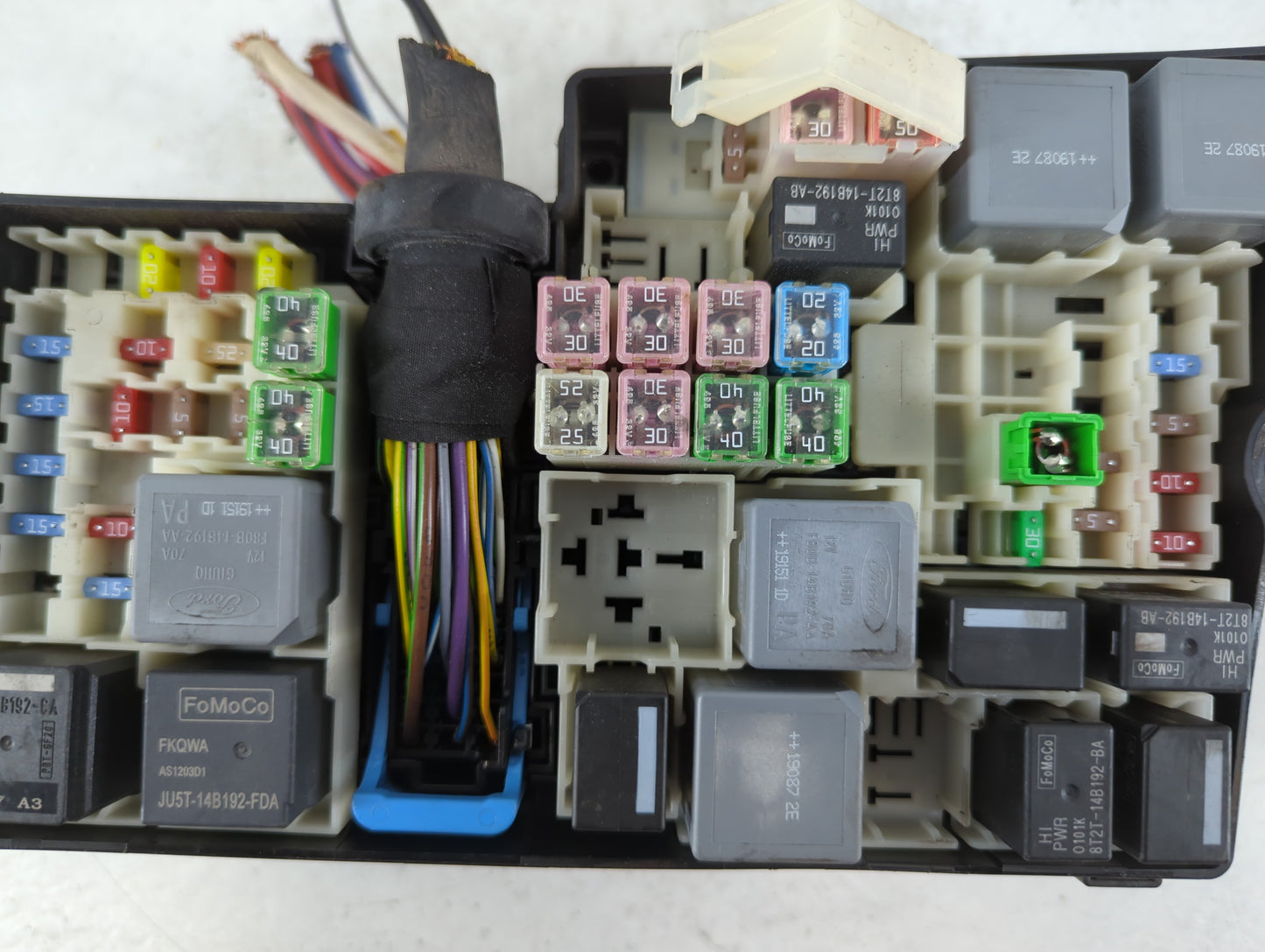 2018-2019 Lincoln Mkc Fusebox Fuse Box Panel Relay Module P/N:AV6T-14A067-AD Fits Fits 2018 2019 OEM Used Auto Parts - Oemusedautoparts1.com