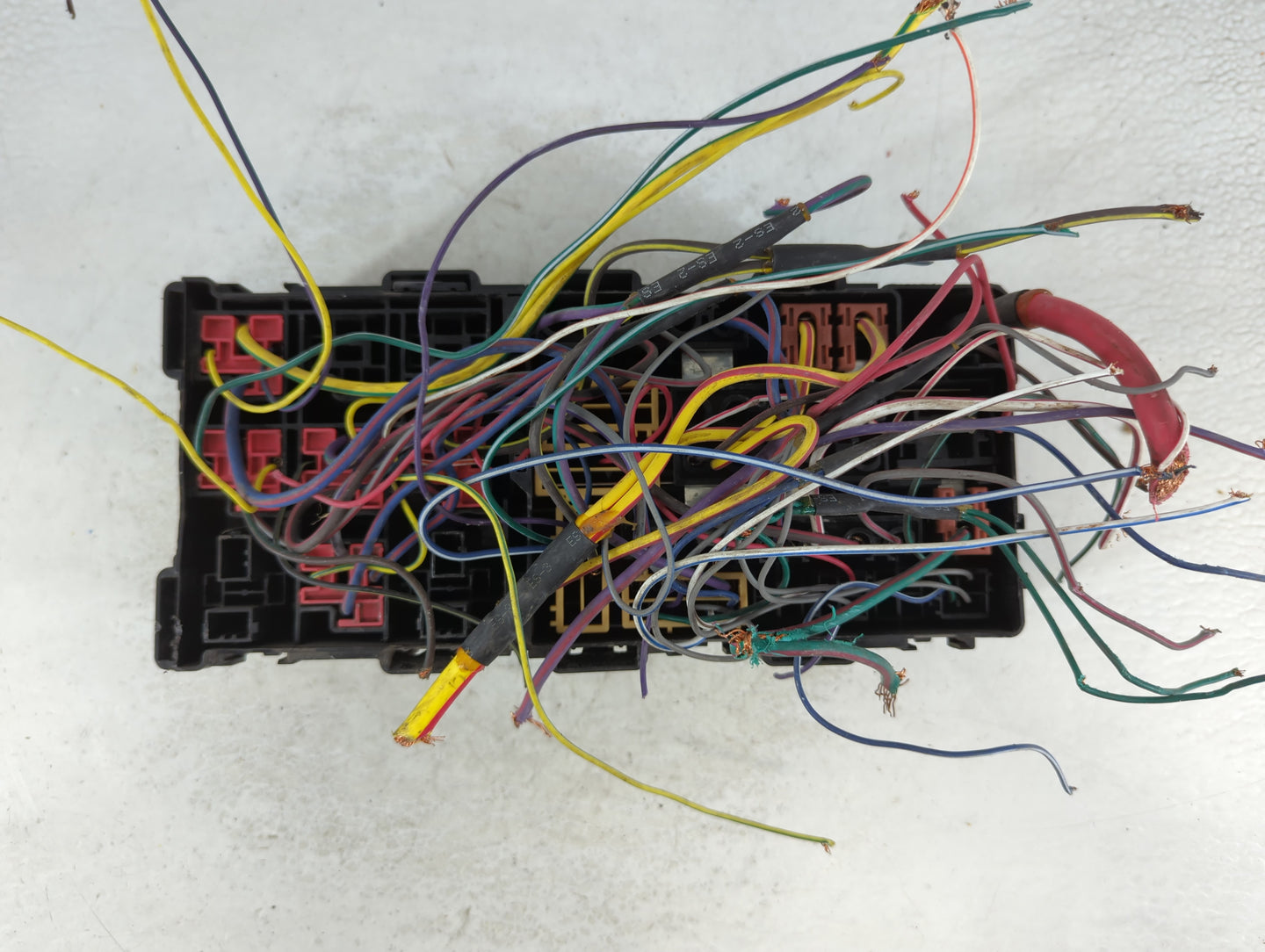 2010-2012 Ford Fusion Fusebox Fuse Box Panel Relay Module P/N:BE5T-14290-E Fits Fits 2010 2011 2012 OEM Used Auto Parts - Oemusedautoparts1.com