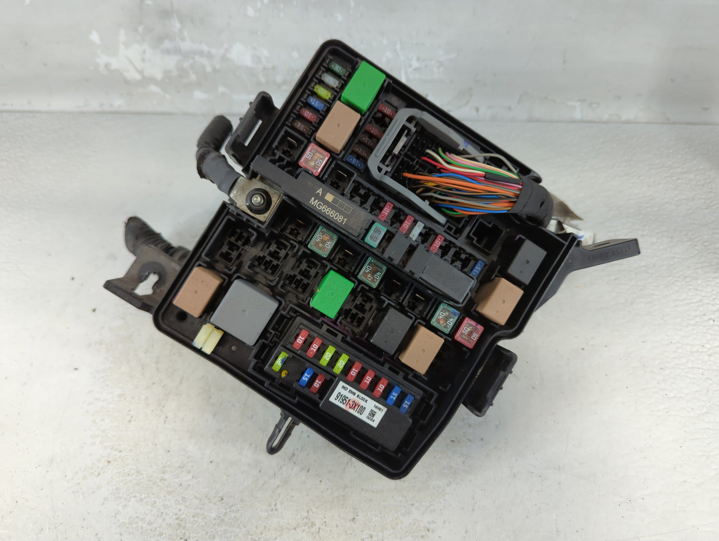 2014-2015 Kia Sorento Fusebox Fuse Box Panel Relay Module P/N:91941-2P520QQK Fits Fits 2014 2015 OEM Used Auto Parts - Oemusedautoparts1.com