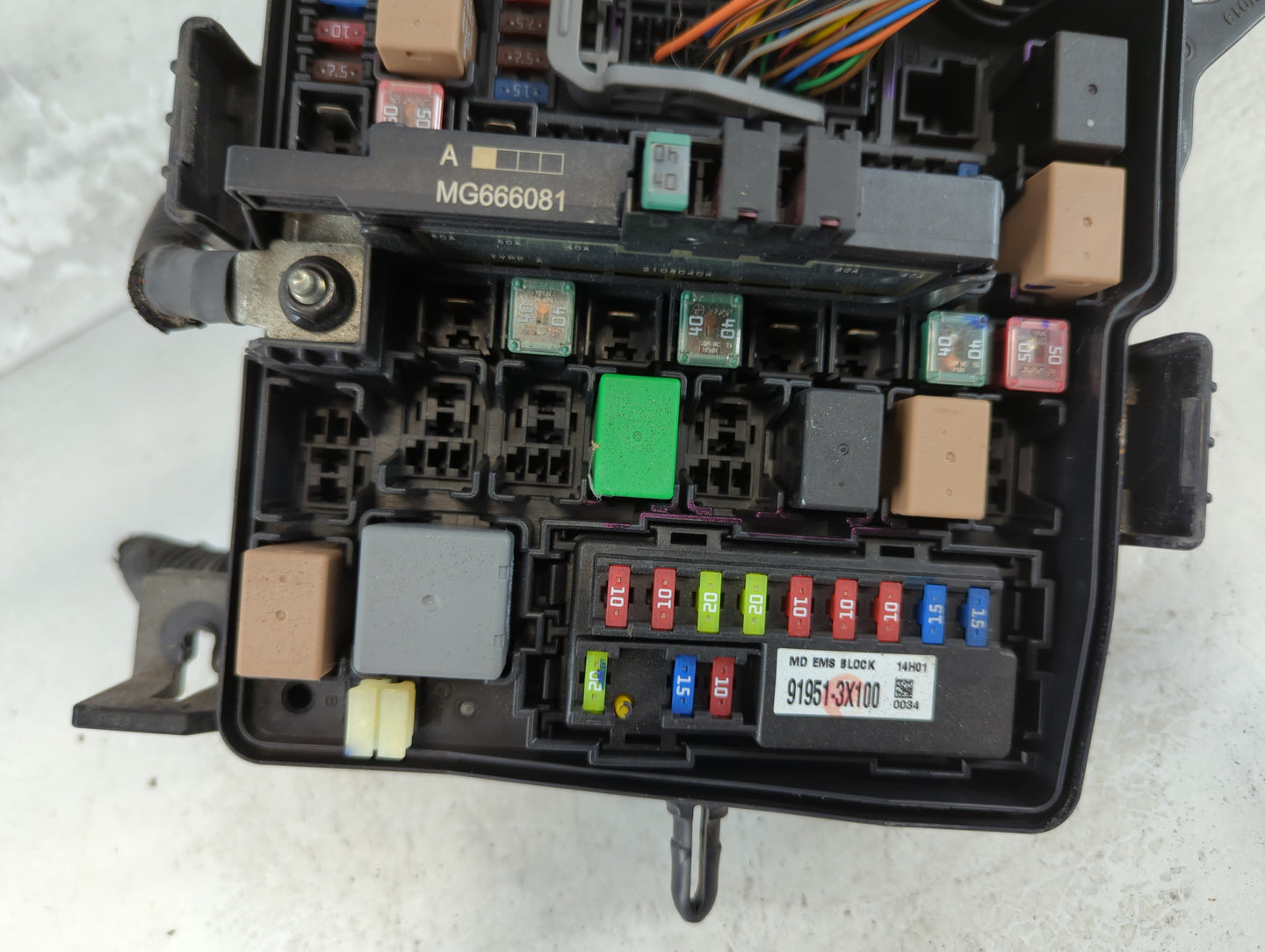 2014-2015 Kia Sorento Fusebox Fuse Box Panel Relay Module P/N:91941-2P520QQK Fits Fits 2014 2015 OEM Used Auto Parts - Oemusedautoparts1.com