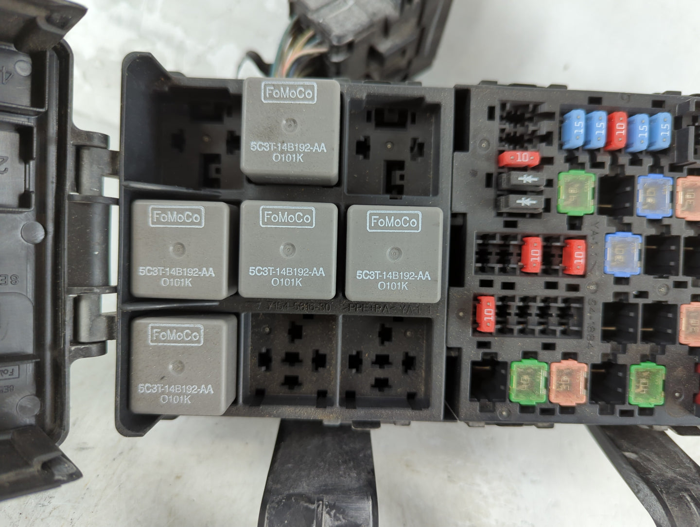 2010-2012 Ford Fusion Fusebox Fuse Box Panel Relay Module P/N:BE5T-14290-E Fits Fits 2010 2011 2012 OEM Used Auto Parts - Oemusedautoparts1.com