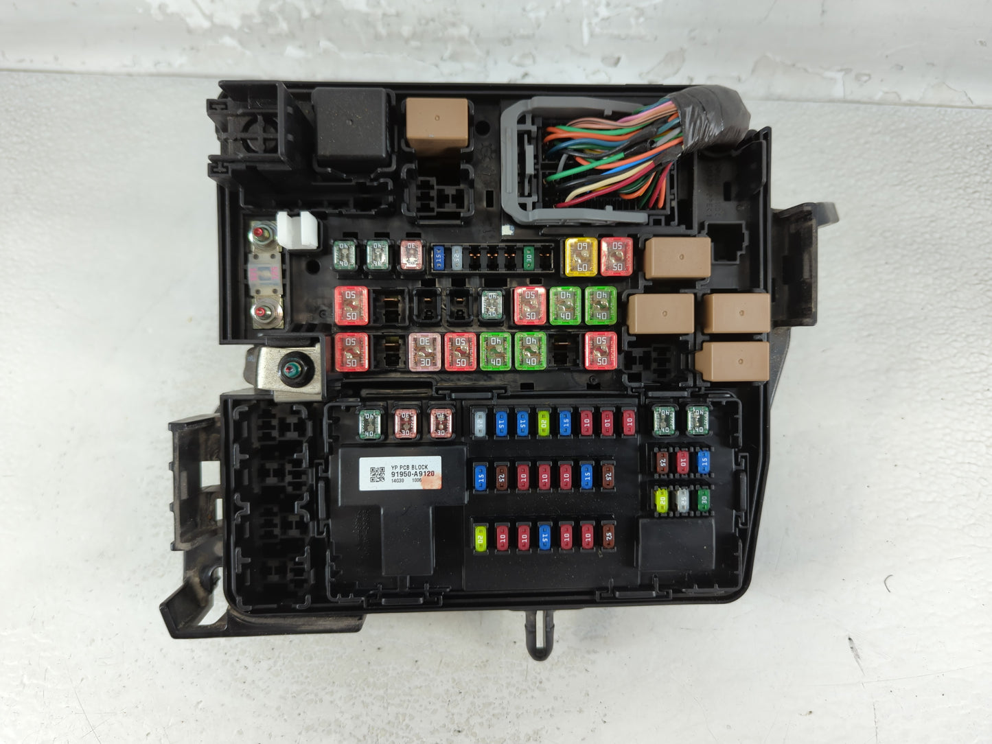 2015-2018 Kia Sedona Fusebox Fuse Box Panel Relay Module P/N:91222-A9240 Fits Fits 2015 2016 2017 2018 OEM Used Auto Parts - Oemusedautoparts1.com