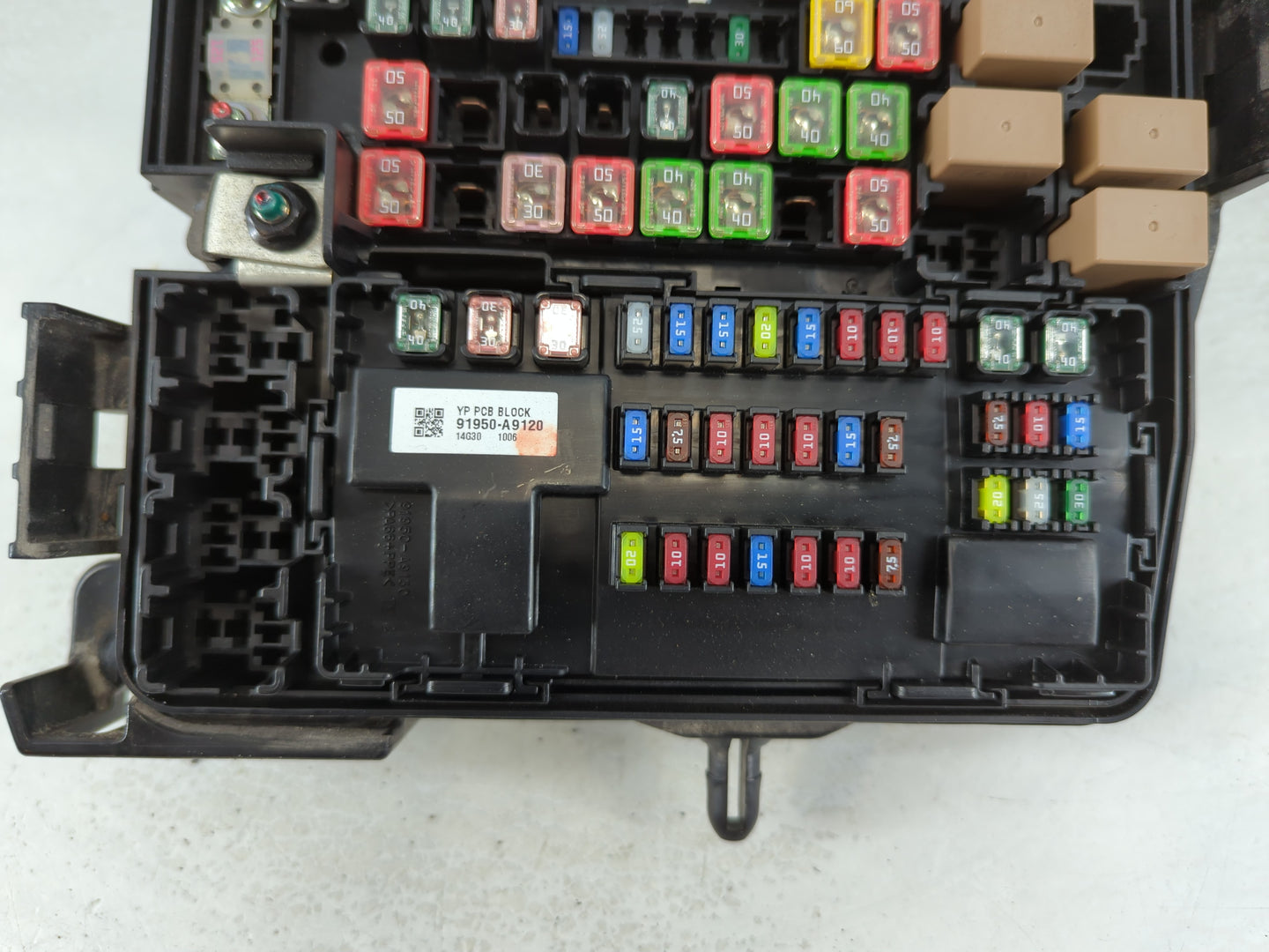 2015-2018 Kia Sedona Fusebox Fuse Box Panel Relay Module P/N:91222-A9240 Fits Fits 2015 2016 2017 2018 OEM Used Auto Parts - Oemusedautoparts1.com