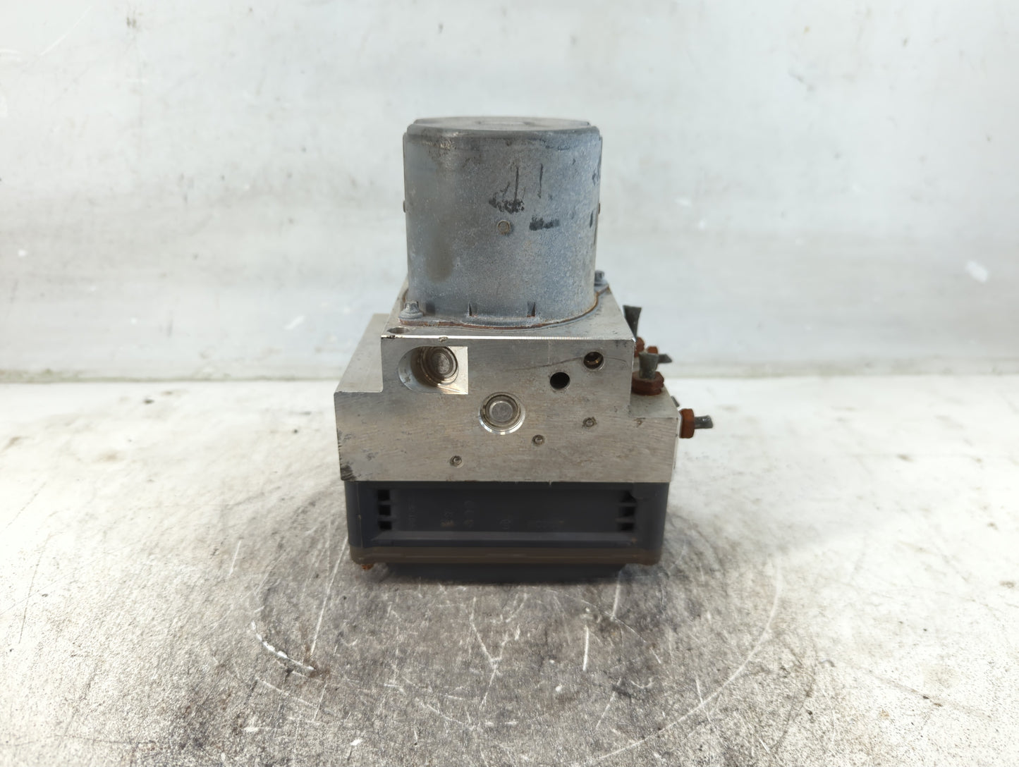 2003-2004 Mercedes-Benz E320 ABS Pump Control Module Replacement P/N:A211 431 13 12 Fits Fits 2003 2004 OEM Used Auto Parts - Oemusedautoparts1.com