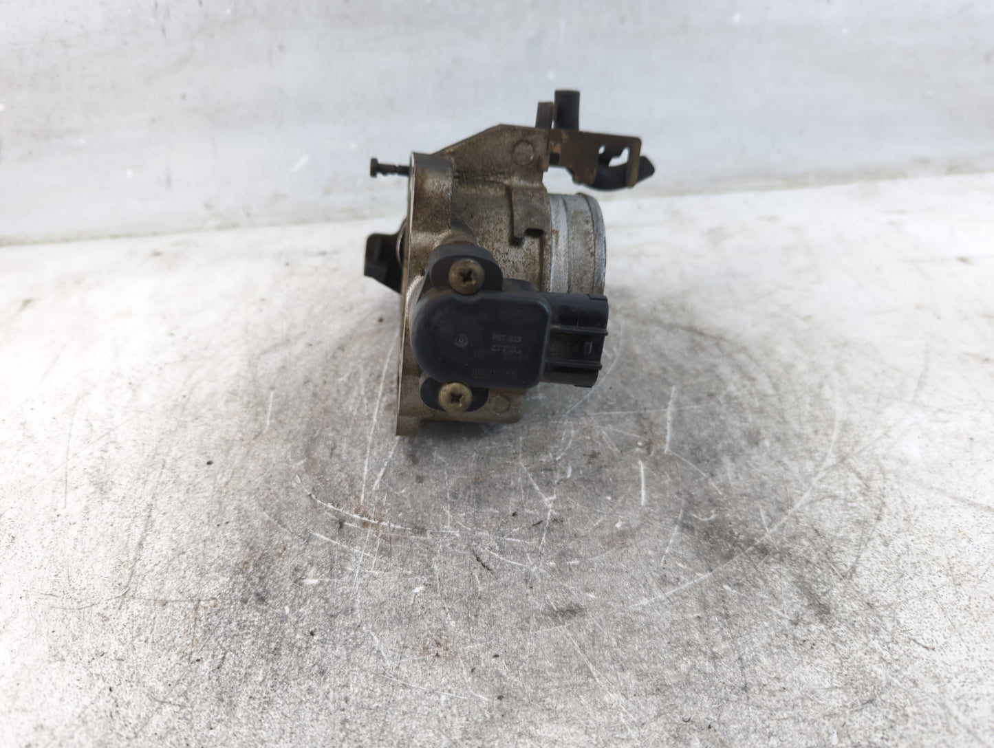 2002-2004 Ford Escape Throttle Body Fits Fits 2002 2003 2004 OEM Used Auto Parts - Oemusedautoparts1.com