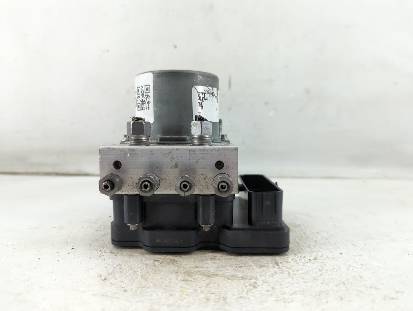 2017-2018 Chrysler Pacifica ABS Pump Control Module Replacement P/N:68352226 Fits Fits 2017 2018 OEM Used Auto Parts