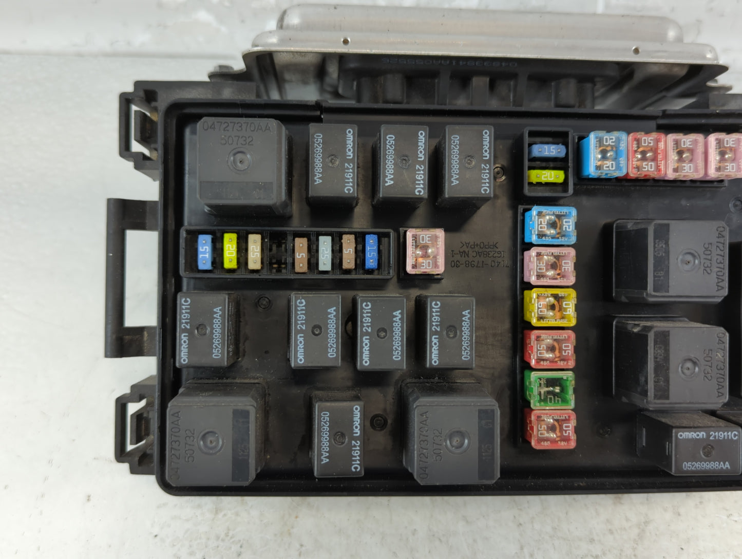 2006-2007 Chrysler 300 Fusebox Fuse Box Panel Relay Module Fits Fits 2006 2007 OEM Used Auto Parts