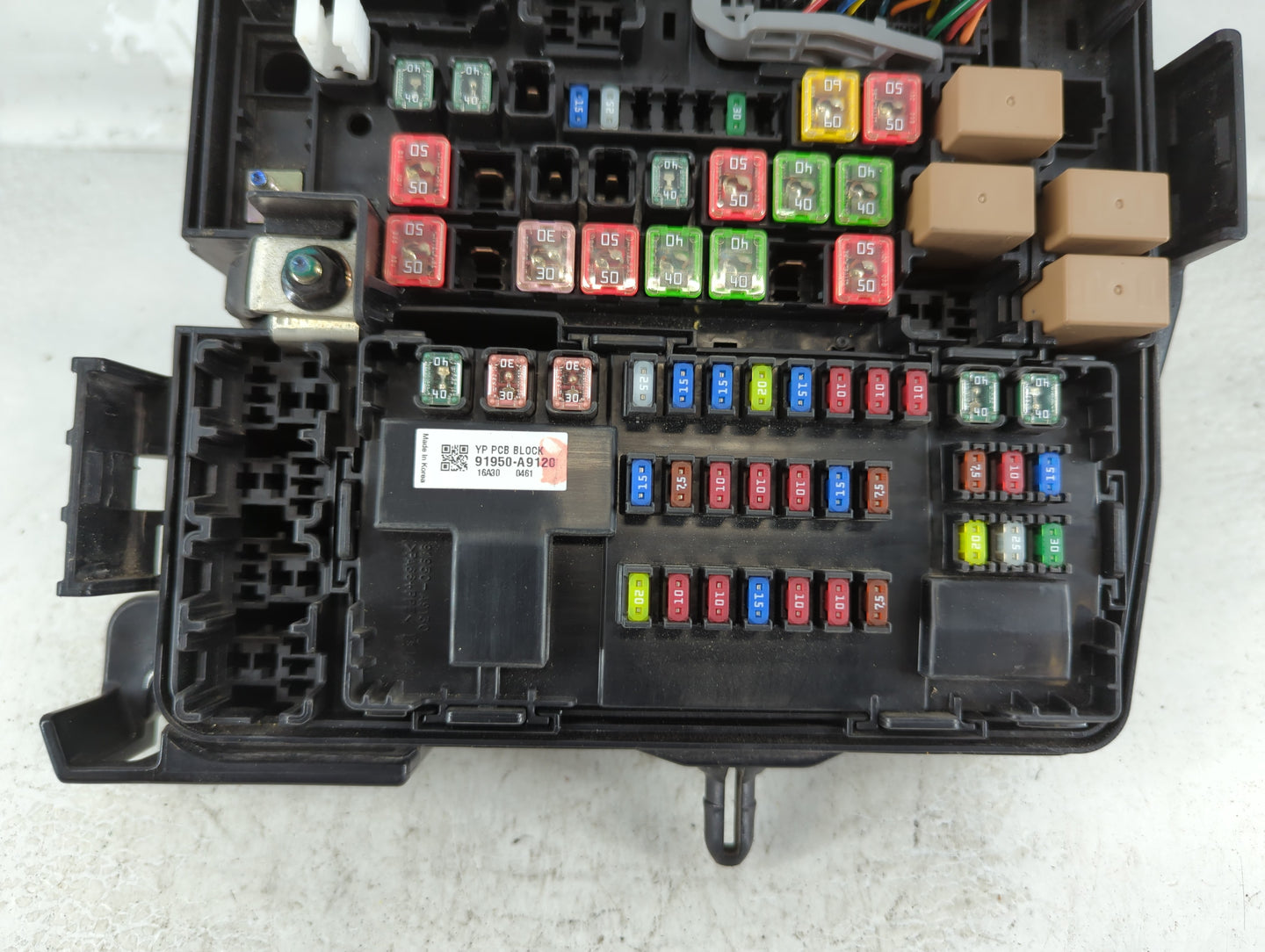 2015-2018 Kia Sedona Fusebox Fuse Box Panel Relay Module P/N:91222 A9611 Fits Fits 2015 2016 2017 2018 OEM Used Auto Parts - Oemusedautoparts1.com