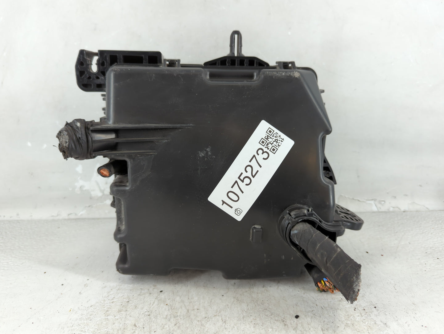 2015-2018 Kia Sedona Fusebox Fuse Box Panel Relay Module P/N:91222 A9611 Fits Fits 2015 2016 2017 2018 OEM Used Auto Parts - Oemusedautoparts1.com