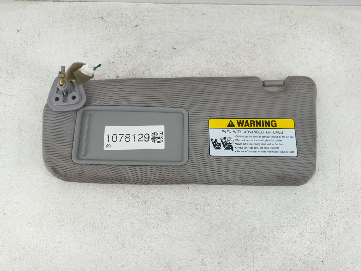 2010-2012 Hyundai Santa Fe Sun Visor Shade Replacement Driver Left Mirror Fits Fits 2010 2011 2012 OEM Used Auto Parts - Oemusedautoparts1.com