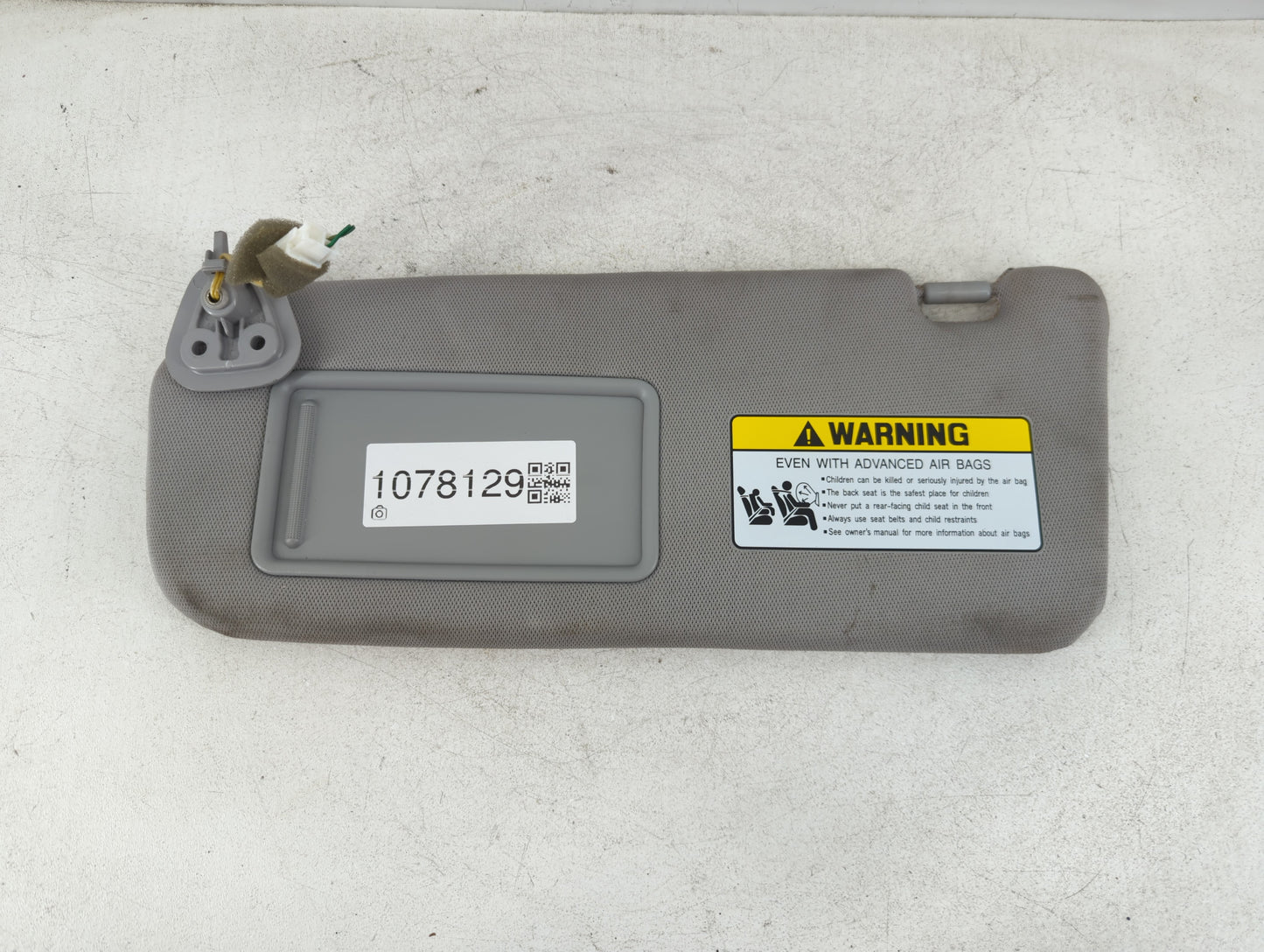 2010-2012 Hyundai Santa Fe Sun Visor Shade Replacement Driver Left Mirror Fits Fits 2010 2011 2012 OEM Used Auto Parts - Oemusedautoparts1.com