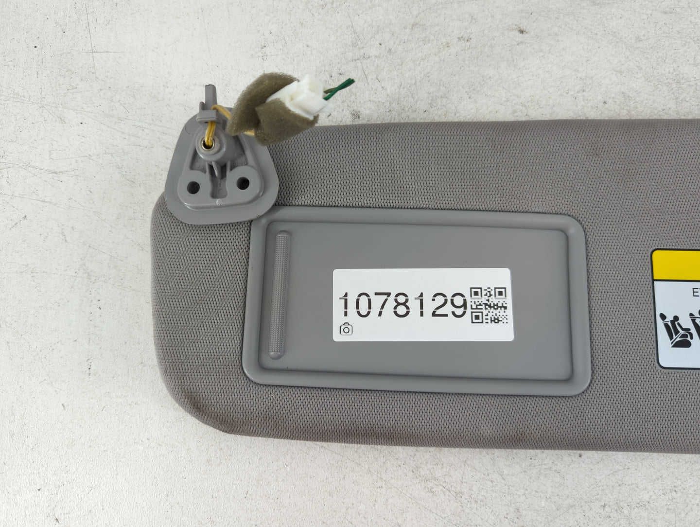 2010-2012 Hyundai Santa Fe Sun Visor Shade Replacement Driver Left Mirror Fits Fits 2010 2011 2012 OEM Used Auto Parts - Oemusedautoparts1.com
