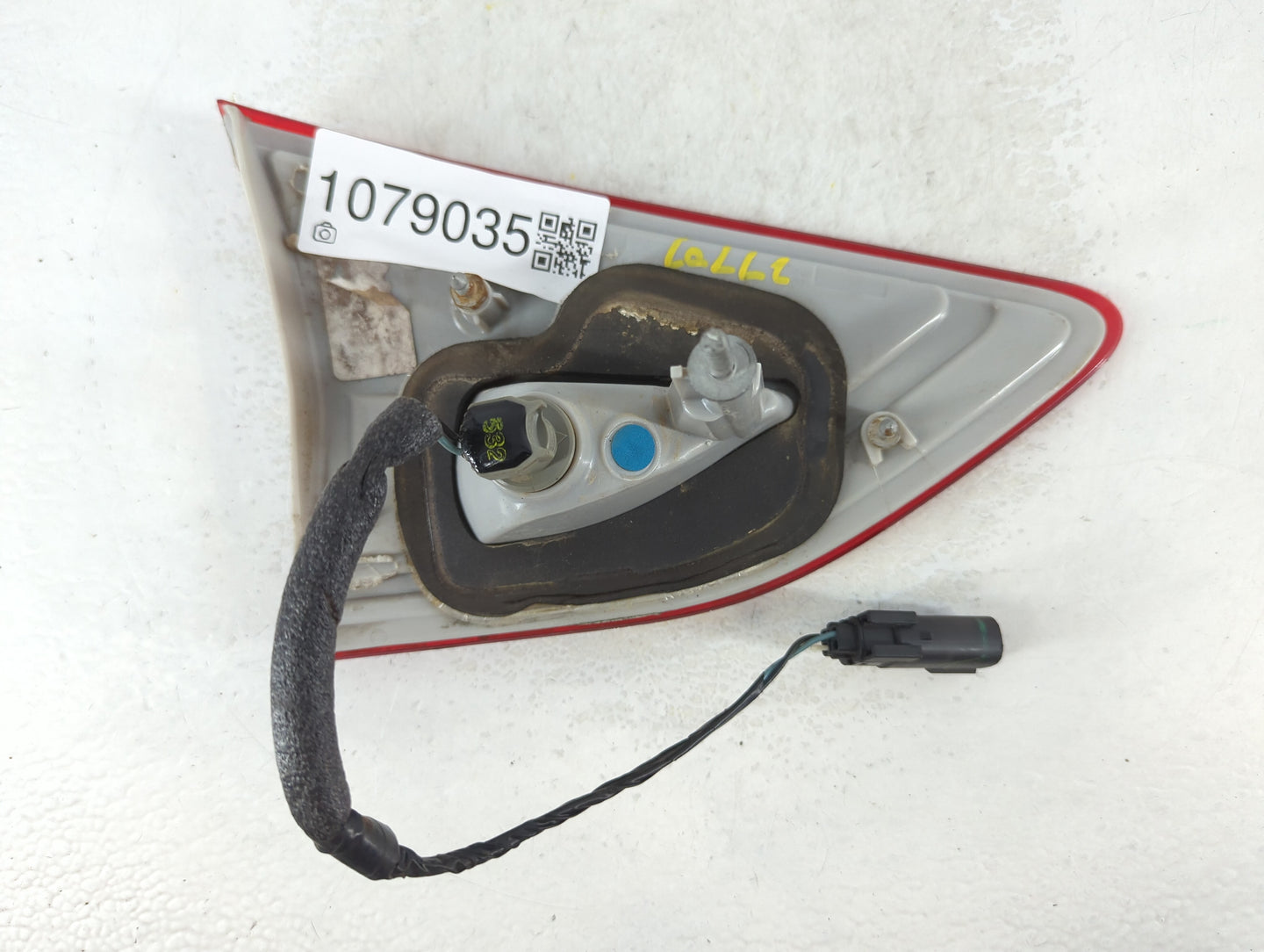 2013-2016 Ford Escape Tail Light Assembly Passenger Right OEM P/N:CJ54-13A602-A Fits Fits 2013 2014 2015 2016 OEM Used Auto Parts - Oemusedautoparts1.com