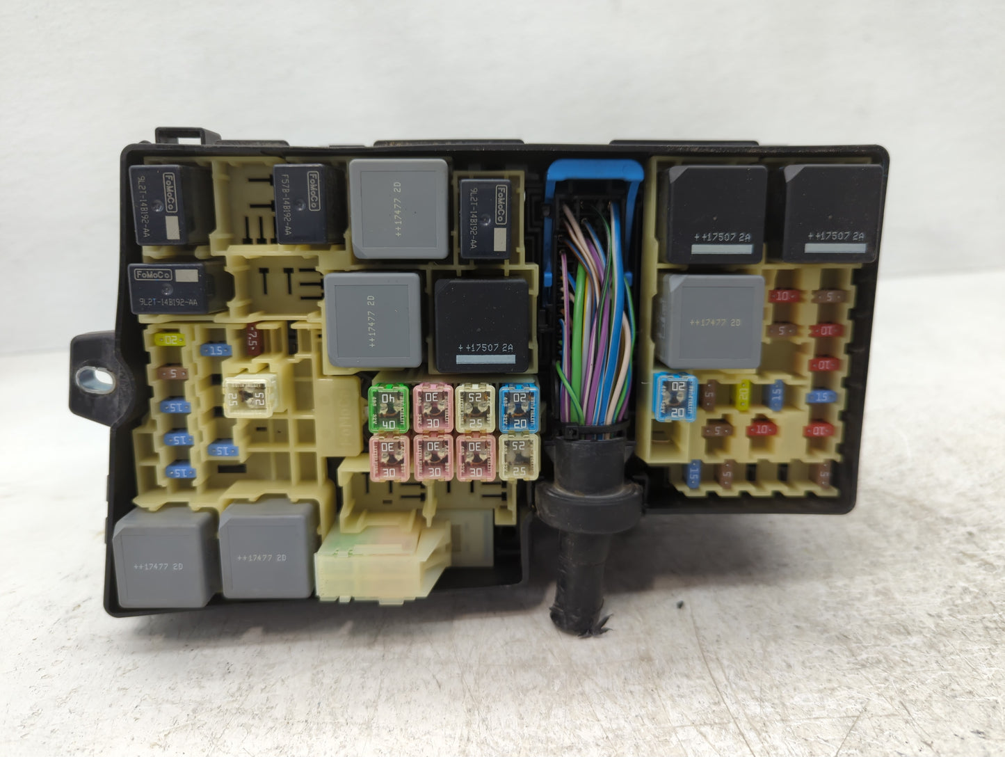 2017-2018 Ford Focus Fusebox Fuse Box Panel Relay Module P/N:AV6T-14A067-AD Fits Fits 2017 2018 OEM Used Auto Parts - Oemusedautoparts1.com