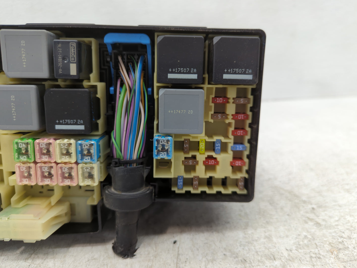 2017-2018 Ford Focus Fusebox Fuse Box Panel Relay Module P/N:AV6T-14A067-AD Fits Fits 2017 2018 OEM Used Auto Parts - Oemusedautoparts1.com