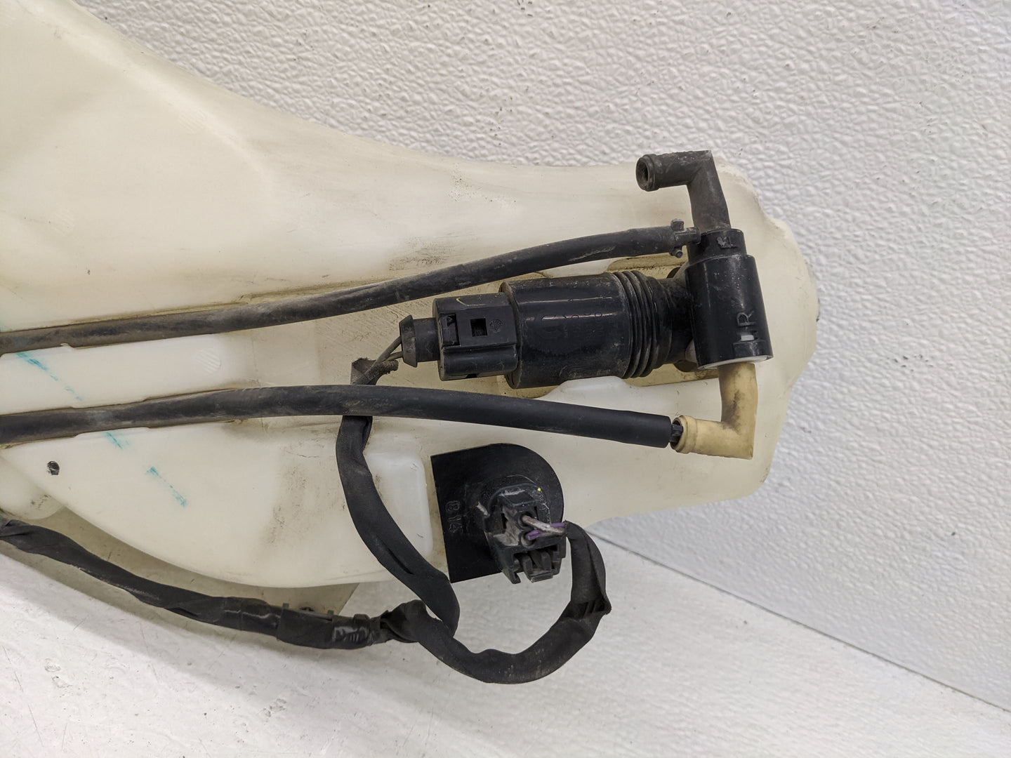 2009 Dodge Journey Windshield Washer Fluid Reservoir Bottle Oem - Oemusedautoparts1.com