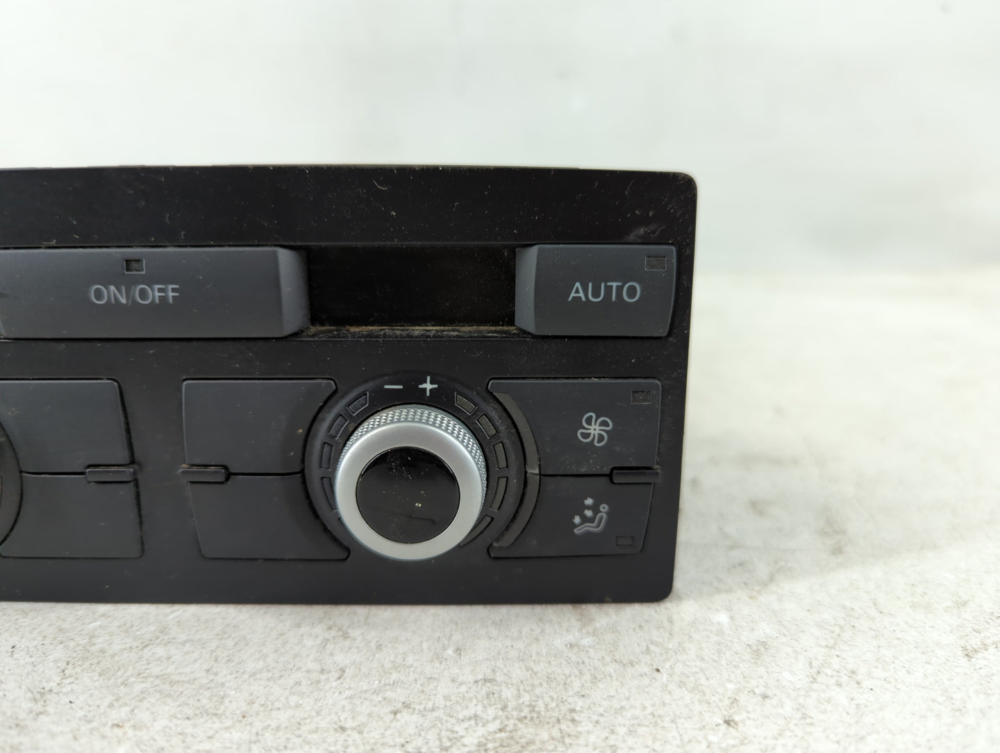 2013-2015 Audi Q7 Climate Control Module Temperature AC/Heater Replacement P/N:4L0 820 043 AP Fits Fits 2013 2014 2015 OEM Used Auto Parts - Oemusedautoparts1.com