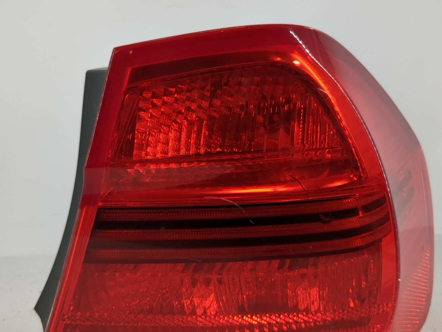 2006 Bmw 325i Tail Light Assembly Passenger Right OEM P/N:7 161 956 12 Fits Fits 2004 2005 OEM Used Auto Parts