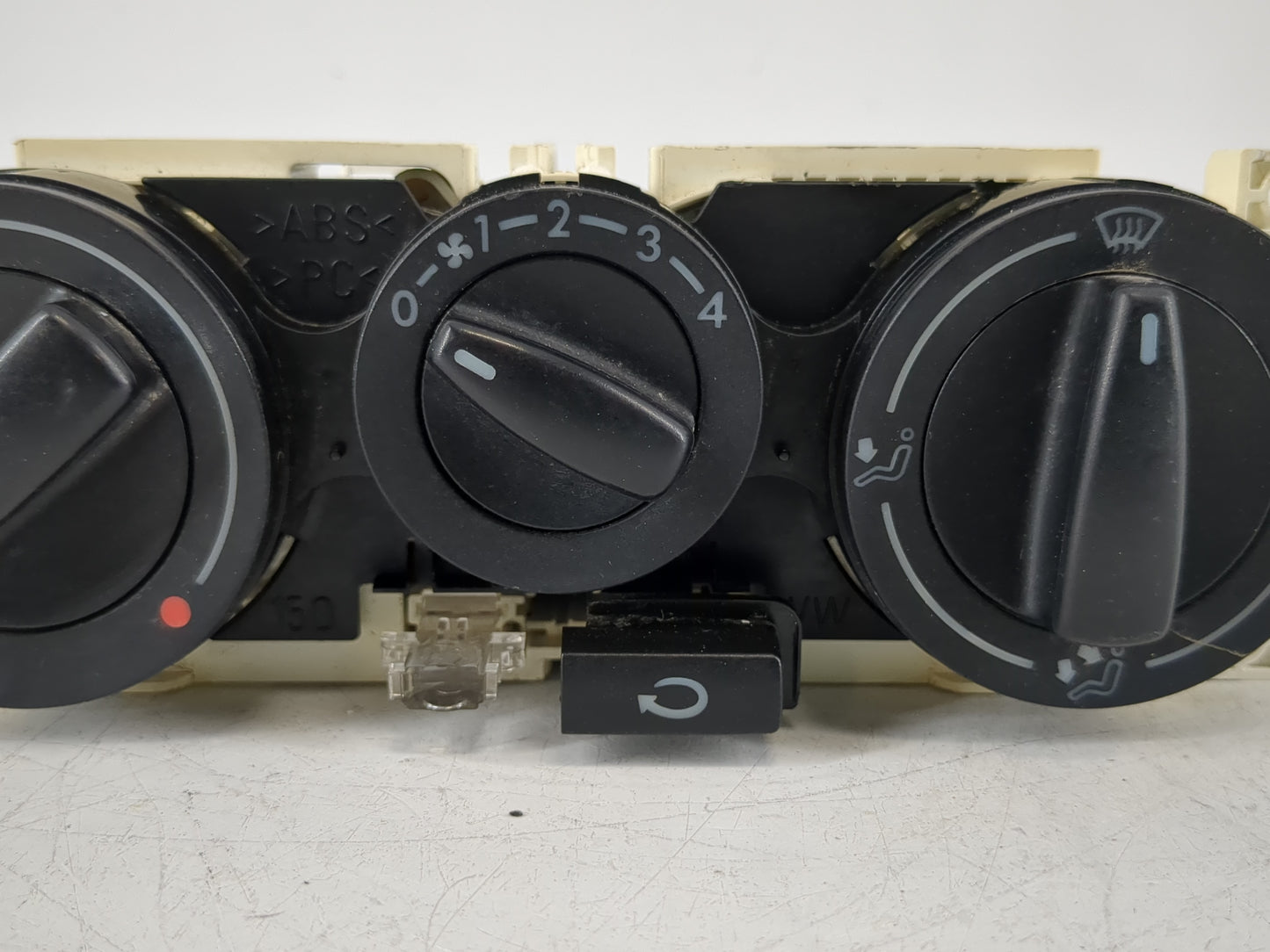 1998-2005 Volkswagen Passat Climate Control Module Temperature AC/Heater Replacement P/N:1J0 820 045 F Fits OEM Used Auto Parts