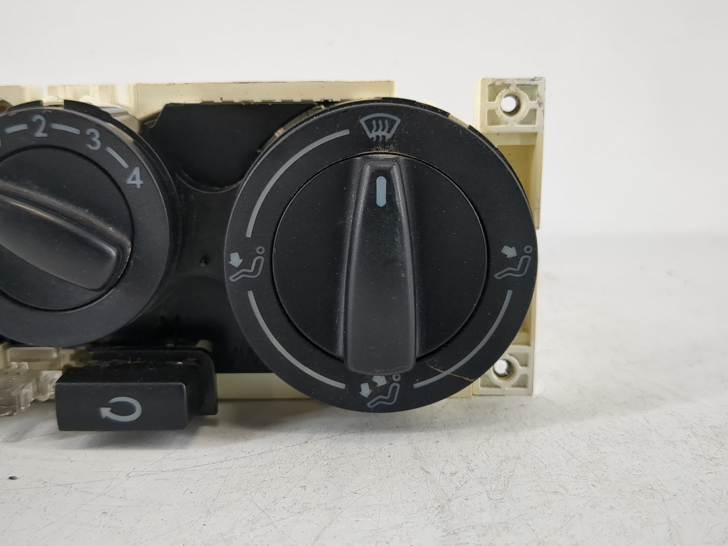 1998-2005 Volkswagen Passat Climate Control Module Temperature AC/Heater Replacement P/N:1J0 820 045 F Fits OEM Used Auto Parts