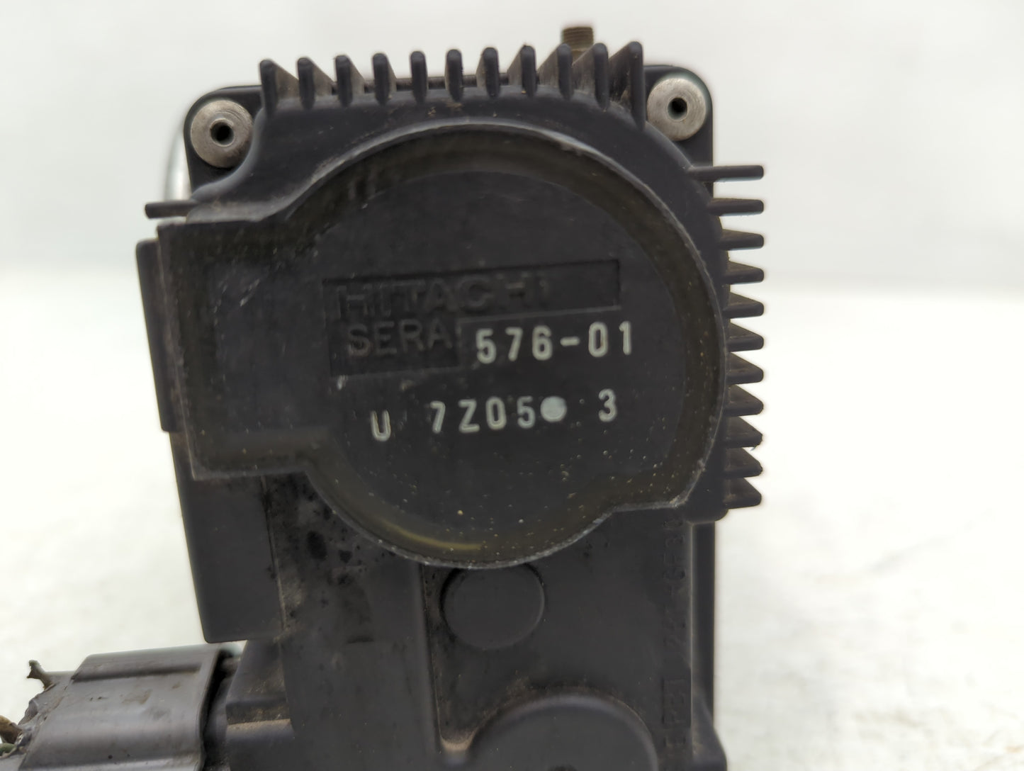 2002-2004 Infiniti Q45 Throttle Body P/N:576-01 Fits Fits 2002 2003 2004 OEM Used Auto Parts