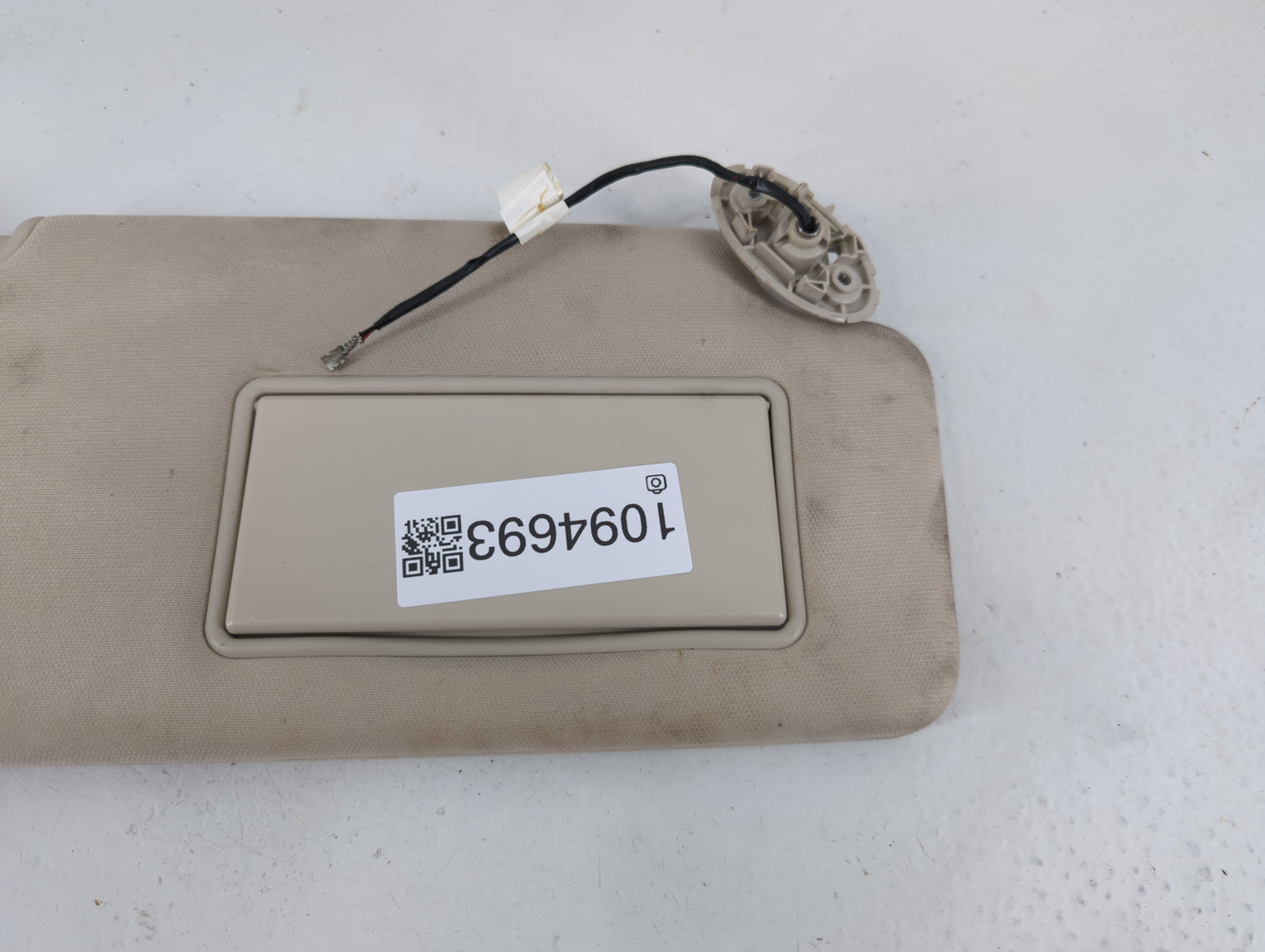 2015-2022 Chrysler 300 Sun Visor Shade Replacement Passenger Right Mirror Fits Fits 2015 2016 2017 2018 2019 2020 2021 2022 OEM Used Auto Parts - Oemusedautoparts1.com