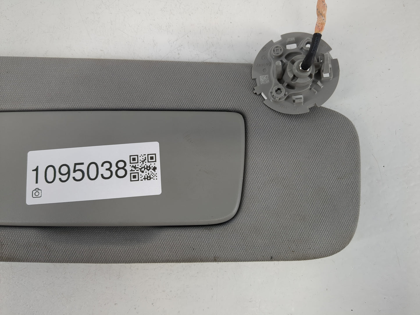 2020-2022 Chevrolet Equinox Sun Visor Shade Replacement Passenger Right Mirror Fits Fits 2020 2021 2022 OEM Used Auto Parts