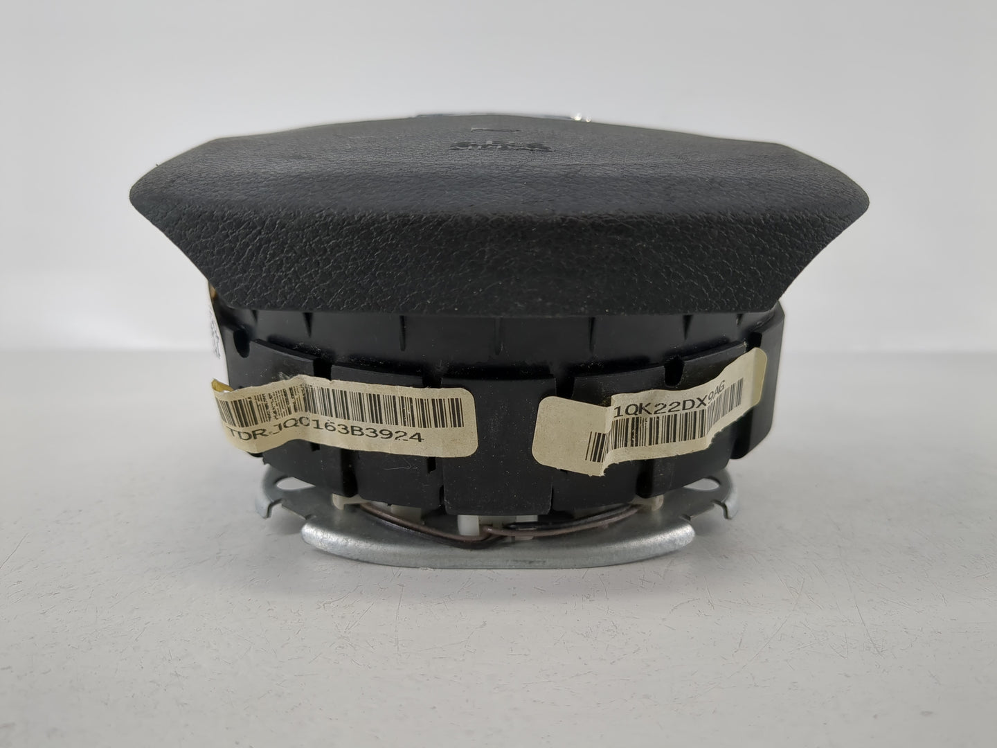 2013-2016 Chrysler Town & Country Air Bag Driver Left Steering Wheel Mounted Fits Fits 2013 2014 2015 2016 OEM Used Auto Parts - Oemusedautoparts1.com